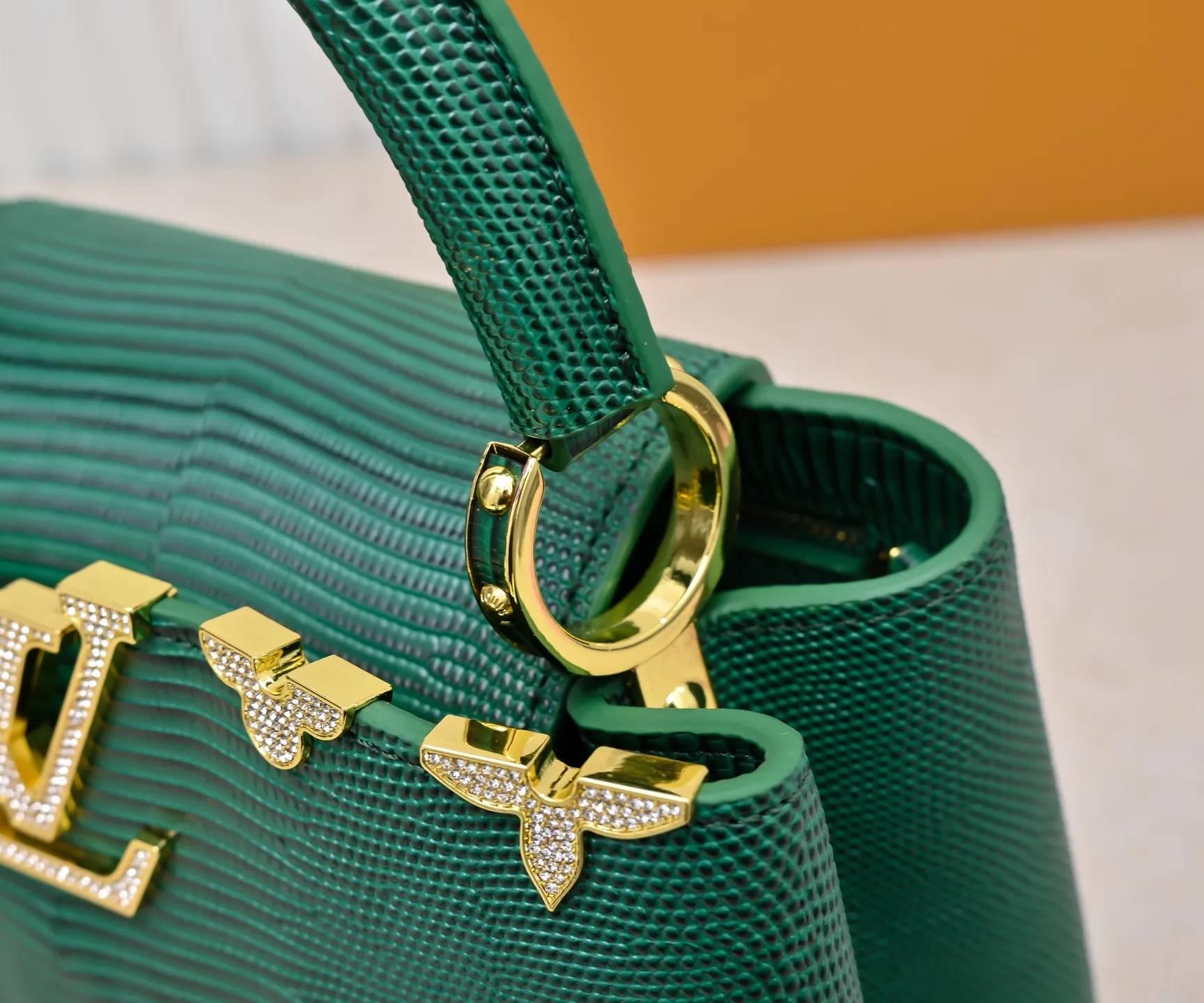 Top original P440 Guangzhou-made M12297 green lizard skin with gold diamond corolla 🔺This CapucinesBB handbag exquisitely combines the elegant lizard skin outer layer, delicate sheepskin lining and Yingze metal parts. The iconic flap makes two styles fashionable. The LV logo can be read on the inside and the Monogram flower blooms on the outside. It lights up the eye-catching corner for evening occasions and adds a personalized atmosphere to the wardrobe. Shine gorgeous style in day and night occasions.  Detailed features 27 x 18 x 9 cm (length x height x width)