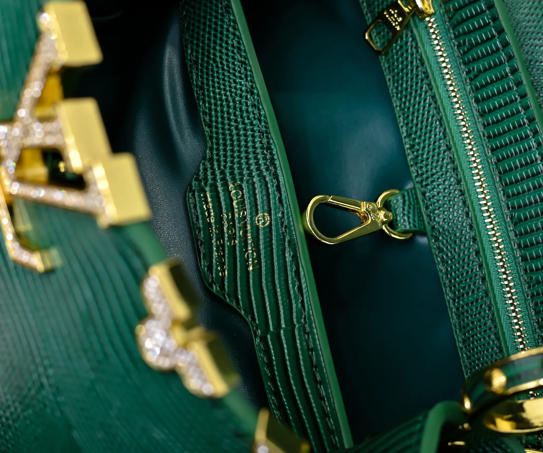 Top original P440 Guangzhou-made M12297 green lizard skin with gold diamond corolla 🔺This CapucinesBB handbag exquisitely combines the elegant lizard skin outer layer, delicate sheepskin lining and Yingze metal parts. The iconic flap makes two styles fashionable. The LV logo can be read on the inside and the Monogram flower blooms on the outside. It lights up the eye-catching corner for evening occasions and adds a personalized atmosphere to the wardrobe. Shine gorgeous style in day and night occasions.  Detailed features 27 x 18 x 9 cm (length x height x width)
