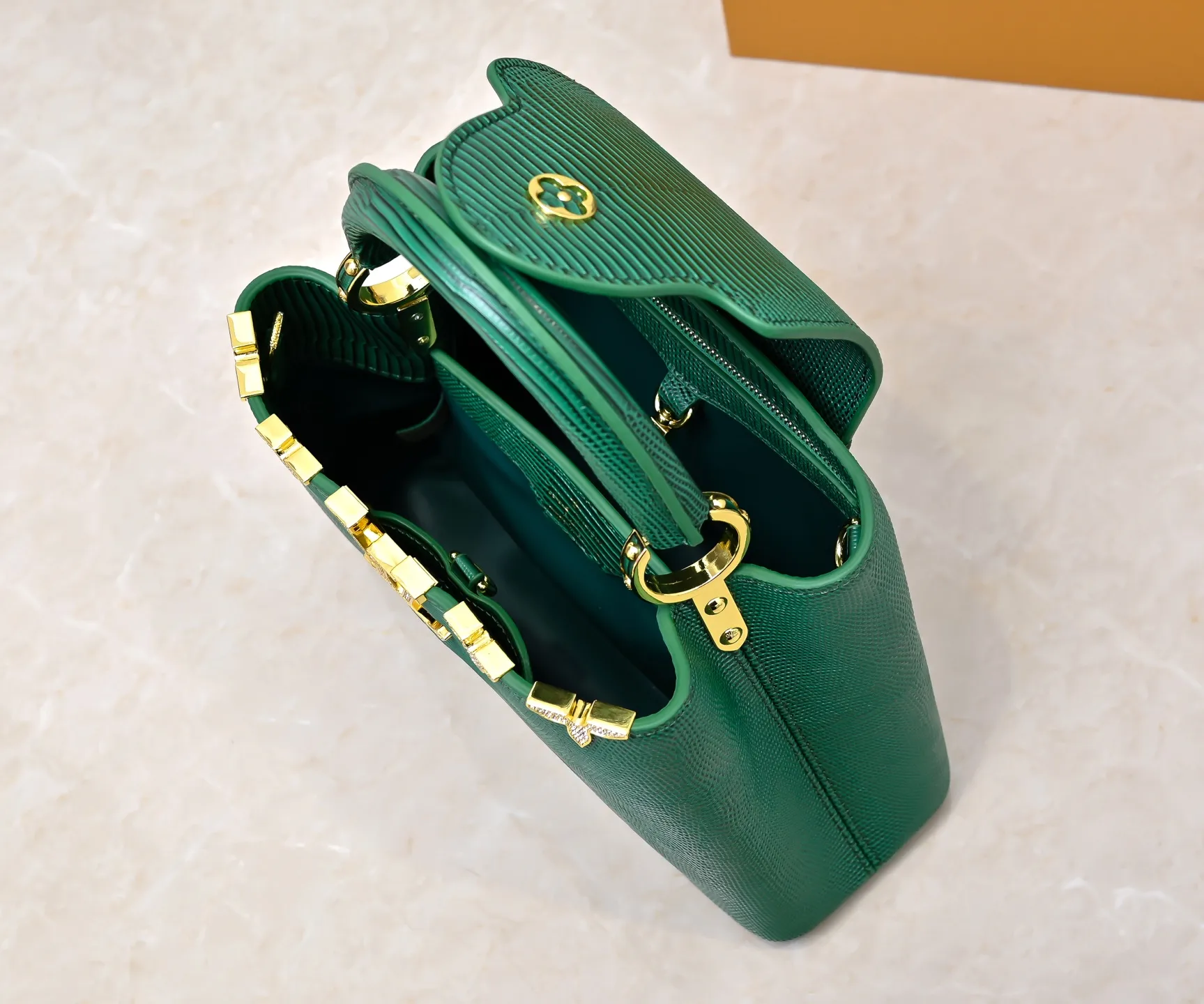 Top original P440 Guangzhou-made M12297 green lizard skin with gold diamond corolla 🔺This CapucinesBB handbag exquisitely combines the elegant lizard skin outer layer, delicate sheepskin lining and Yingze metal parts. The iconic flap makes two styles fashionable. The LV logo can be read on the inside and the Monogram flower blooms on the outside. It lights up the eye-catching corner for evening occasions and adds a personalized atmosphere to the wardrobe. Shine gorgeous style in day and night occasions.  Detailed features 27 x 18 x 9 cm (length x height x width)