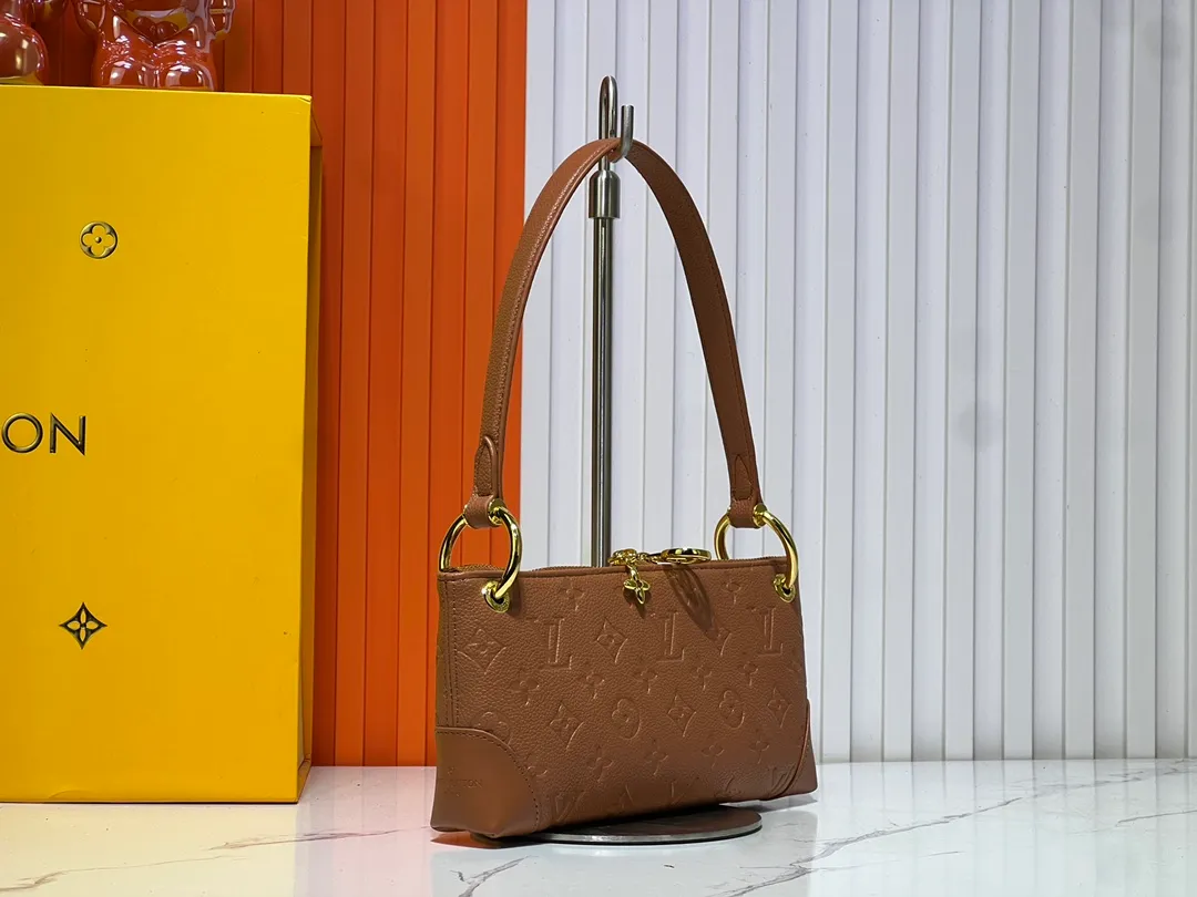 Batch 220💰Upgraded original M12174 This Pochette Sèvres belongs to the LV ski collection and is ready to shine in a "shiny" gun metal tone. It's crafted from signature Monogram Empreinte leather with pale gold hardware for an elegant contrast. The double zip closure features two pendants, one depicting an LV ring and the other displaying a crystal-embellished Monogram flower. Think of it as the perfect après-ski bag. Dimensions: 25 x 13 x 5 cm (length x height x width)