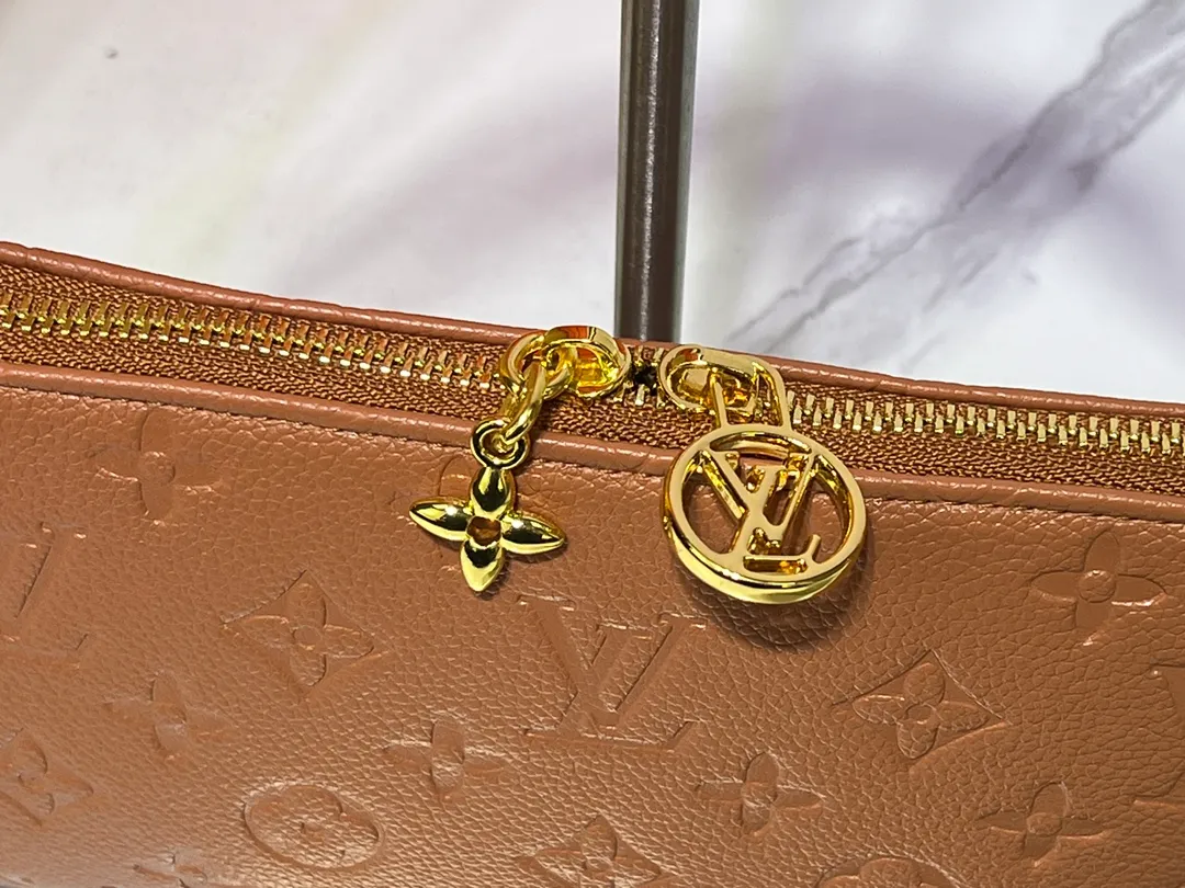 Batch 220💰Upgraded original M12174 This Pochette Sèvres belongs to the LV ski collection and is ready to shine in a "shiny" gun metal tone. It's crafted from signature Monogram Empreinte leather with pale gold hardware for an elegant contrast. The double zip closure features two pendants, one depicting an LV ring and the other displaying a crystal-embellished Monogram flower. Think of it as the perfect après-ski bag. Dimensions: 25 x 13 x 5 cm (length x height x width)