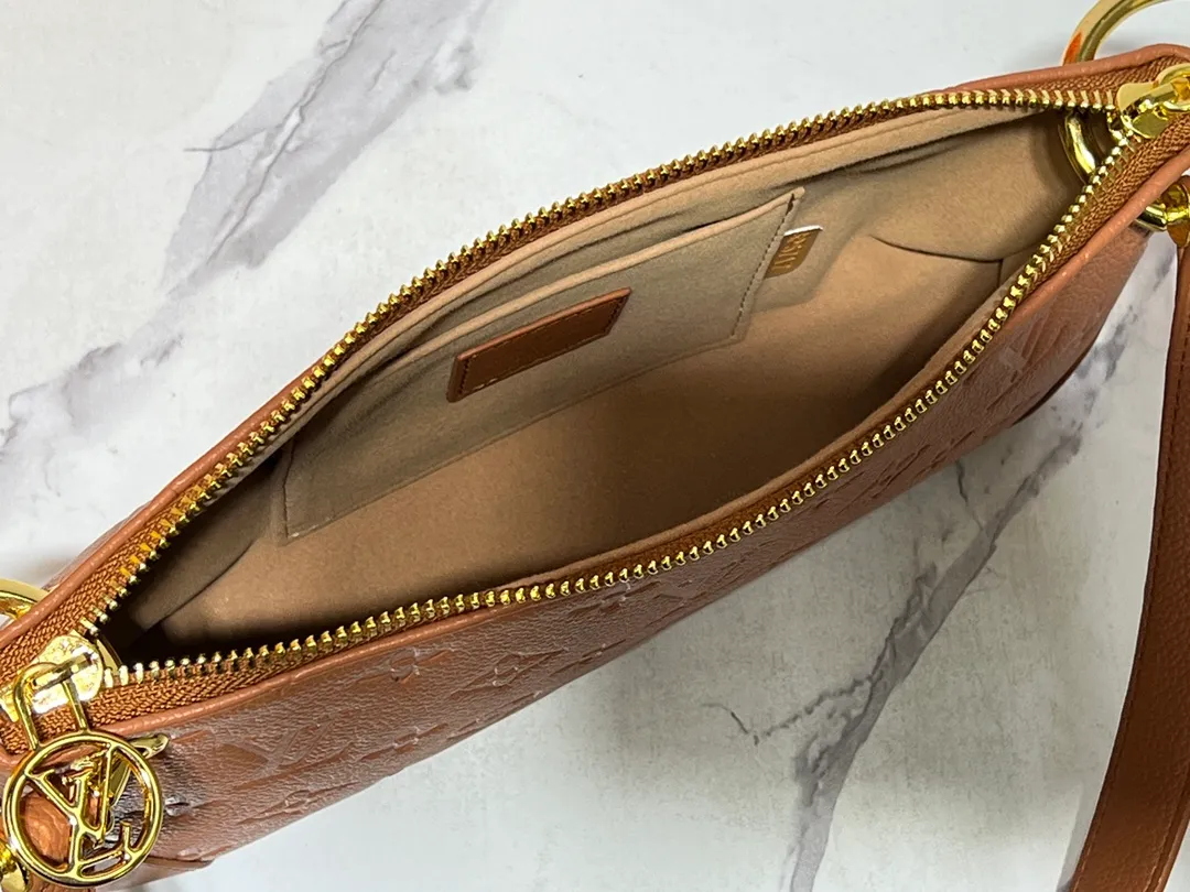 Batch 220💰Upgraded original M12174 This Pochette Sèvres belongs to the LV ski collection and is ready to shine in a "shiny" gun metal tone. It's crafted from signature Monogram Empreinte leather with pale gold hardware for an elegant contrast. The double zip closure features two pendants, one depicting an LV ring and the other displaying a crystal-embellished Monogram flower. Think of it as the perfect après-ski bag. Dimensions: 25 x 13 x 5 cm (length x height x width)