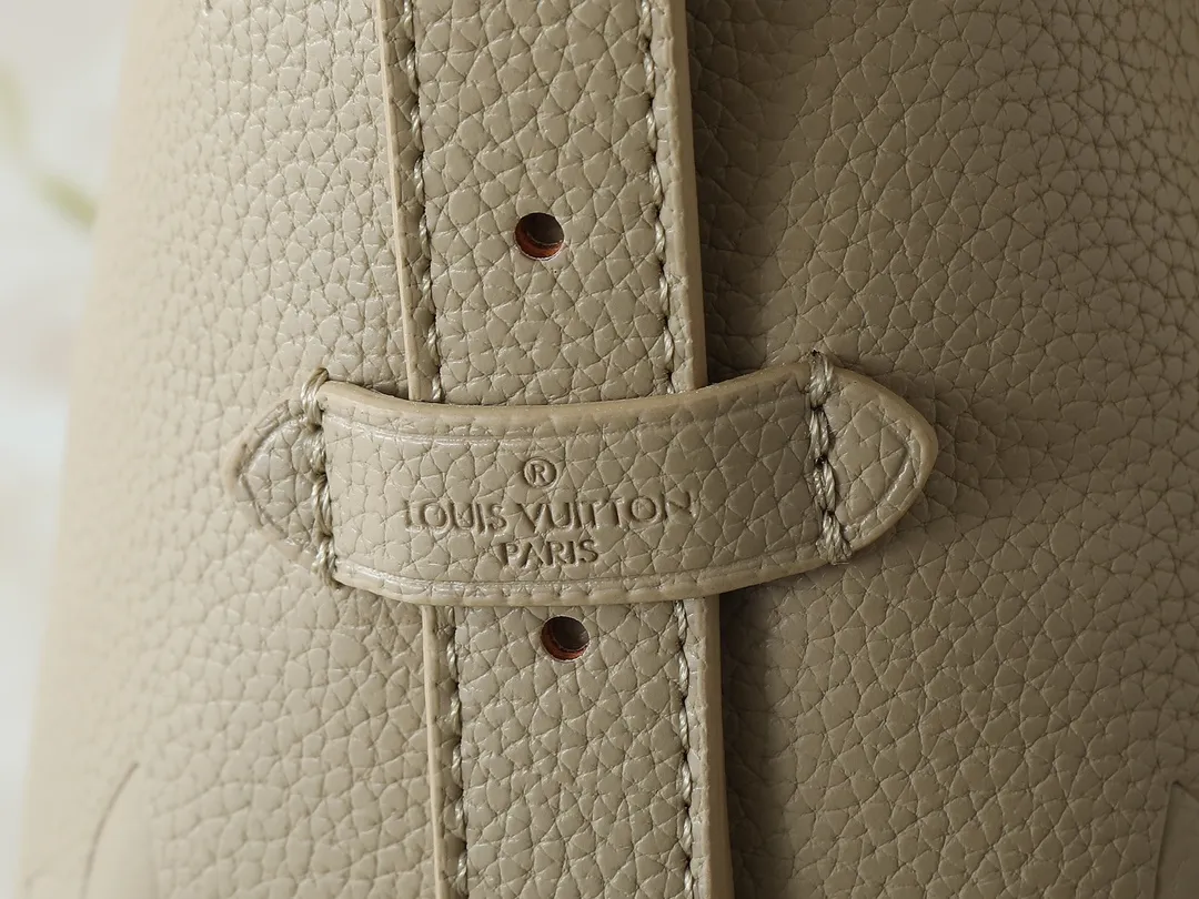 💰240💰Upgraded from the original M24141 M46288 M46293 M46277 M46298 M46203 CarryAll small handbag is made of Mono gram Empreinte embossed leather. It has a generous structure and a neat inner layer. The large inner bag adds functional elements. Comes with a Monogram embossed zipper clutch secured by a leather strap. A personal companion for urban life. Dimensions 29 x 24 x 12 cm (length x height x width)