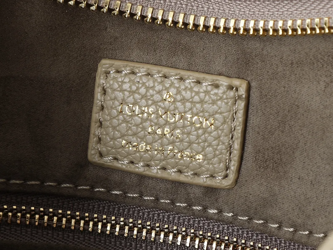 💰240💰Upgraded from the original M24141 M46288 M46293 M46277 M46298 M46203 CarryAll small handbag is made of Mono gram Empreinte embossed leather. It has a generous structure and a neat inner layer. The large inner bag adds functional elements. Comes with a Monogram embossed zipper clutch secured by a leather strap. A personal companion for urban life. Dimensions 29 x 24 x 12 cm (length x height x width)