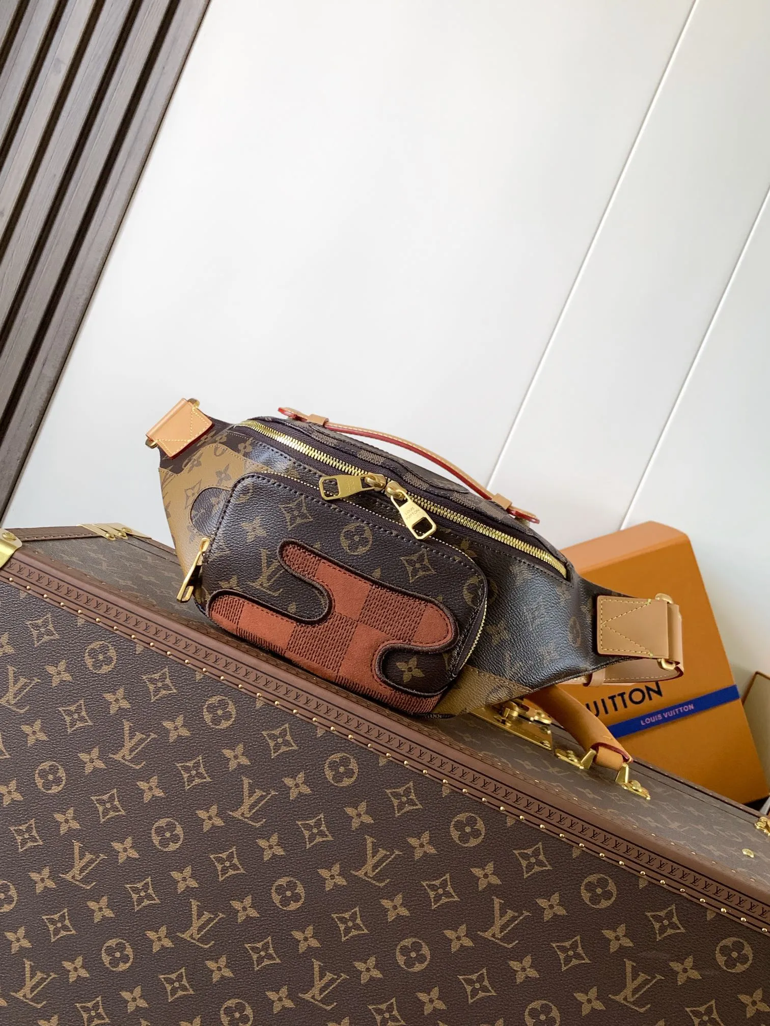 💰1180 Top original order M15271 Top original order Transcoding chip 163C This Rush waist bag is a deep Monogram canvas body embellished with Damier and Monogram Reverse embroidery patches, making the unique pattern pop out. The adjustable shoulder strap enables you to switch between waist, shoulder or cross-body wear. 30 cm