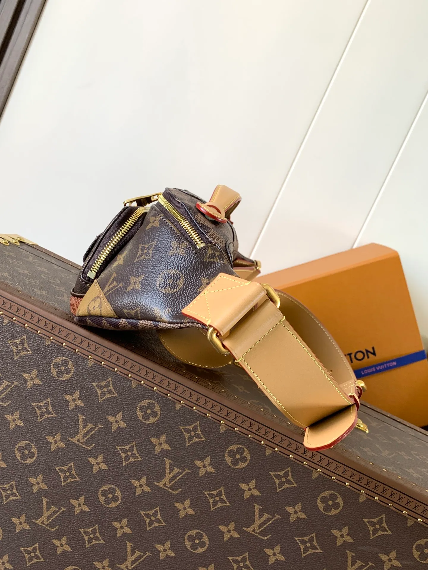 💰1180 Top original order M15271 Top original order Transcoding chip 163C This Rush waist bag is a deep Monogram canvas body embellished with Damier and Monogram Reverse embroidery patches, making the unique pattern pop out. The adjustable shoulder strap enables you to switch between waist, shoulder or cross-body wear. 30 cm