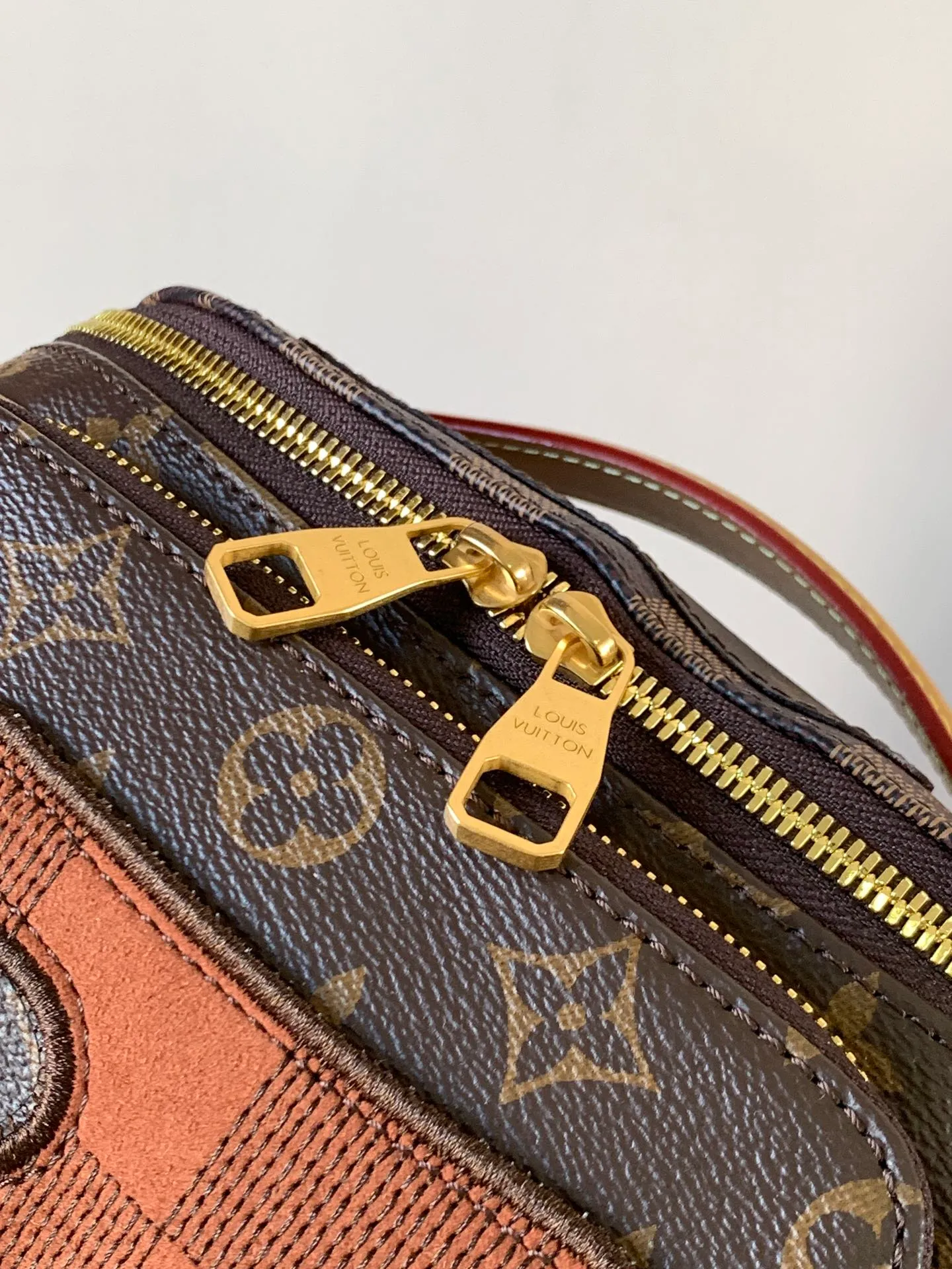 💰1180 Top original order M15271 Top original order Transcoding chip 163C This Rush waist bag is a deep Monogram canvas body embellished with Damier and Monogram Reverse embroidery patches, making the unique pattern pop out. The adjustable shoulder strap enables you to switch between waist, shoulder or cross-body wear. 30 cm
