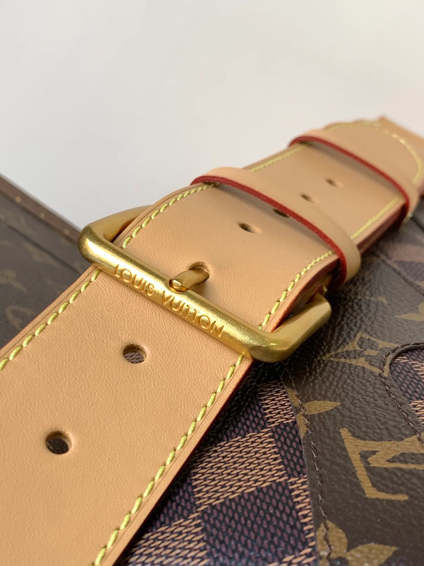 💰1180 Top original order M15271 Top original order Transcoding chip 163C This Rush waist bag is a deep Monogram canvas body embellished with Damier and Monogram Reverse embroidery patches, making the unique pattern pop out. The adjustable shoulder strap enables you to switch between waist, shoulder or cross-body wear. 30 cm
