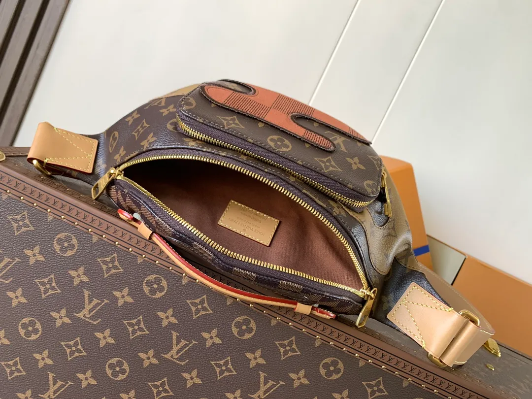 💰1180 Top original order M15271 Top original order Transcoding chip 163C This Rush waist bag is a deep Monogram canvas body embellished with Damier and Monogram Reverse embroidery patches, making the unique pattern pop out. The adjustable shoulder strap enables you to switch between waist, shoulder or cross-body wear. 30 cm