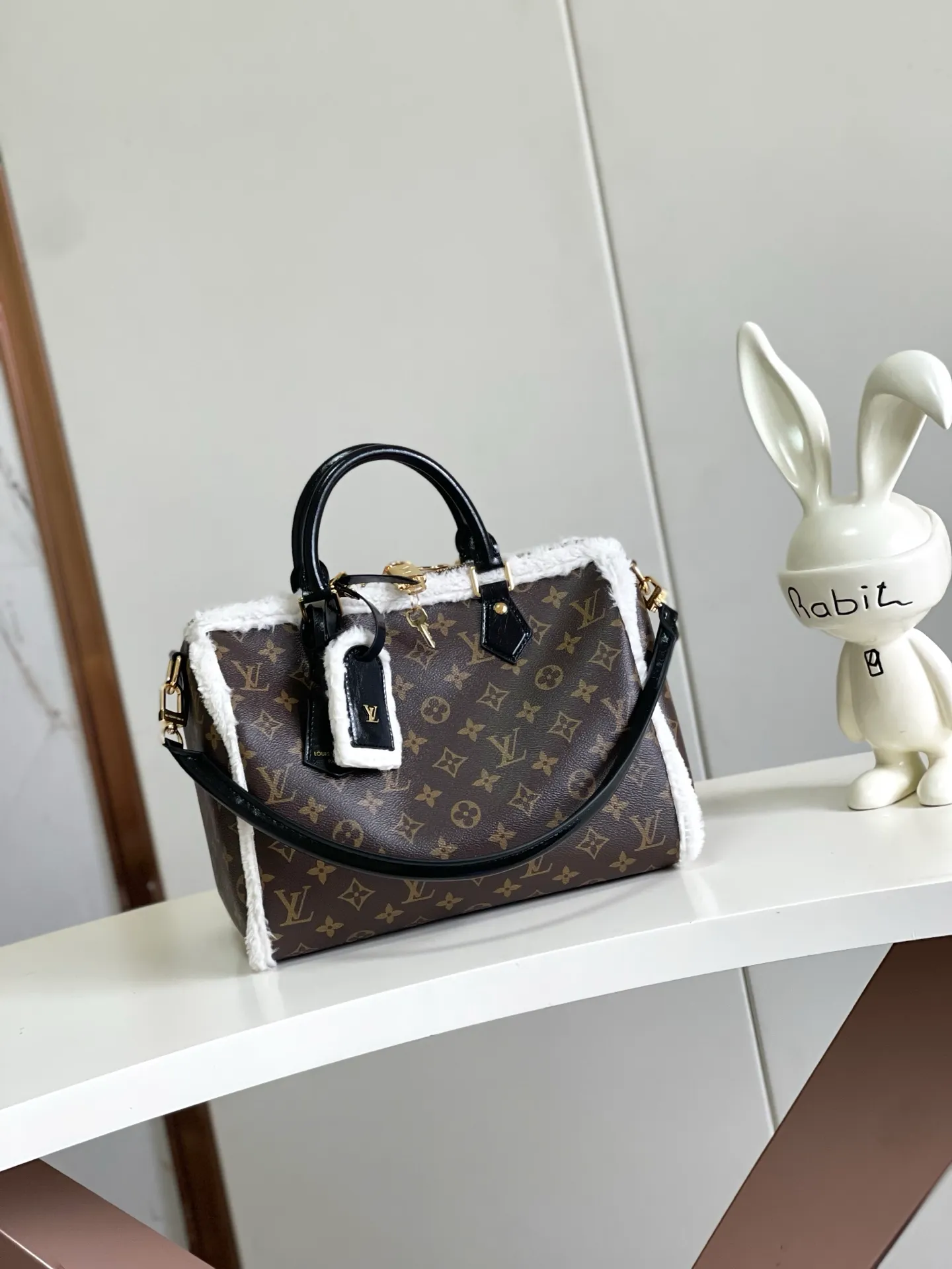 💰1020 Top original M26326 wool pillow bag 163c01 chip This Speedy Soft30 Teddy handbag is made of Monogram canvas with comfortable shearling trim, creating a nostalgic atmosphere. The logo plate highlights the brand's travel heritage and exquisite craftsmanship, and the rolled Toron handle on the top adds functional details. The unique structure shows off the trend of the season, perfect for after-snow styling. Size 30-21-17