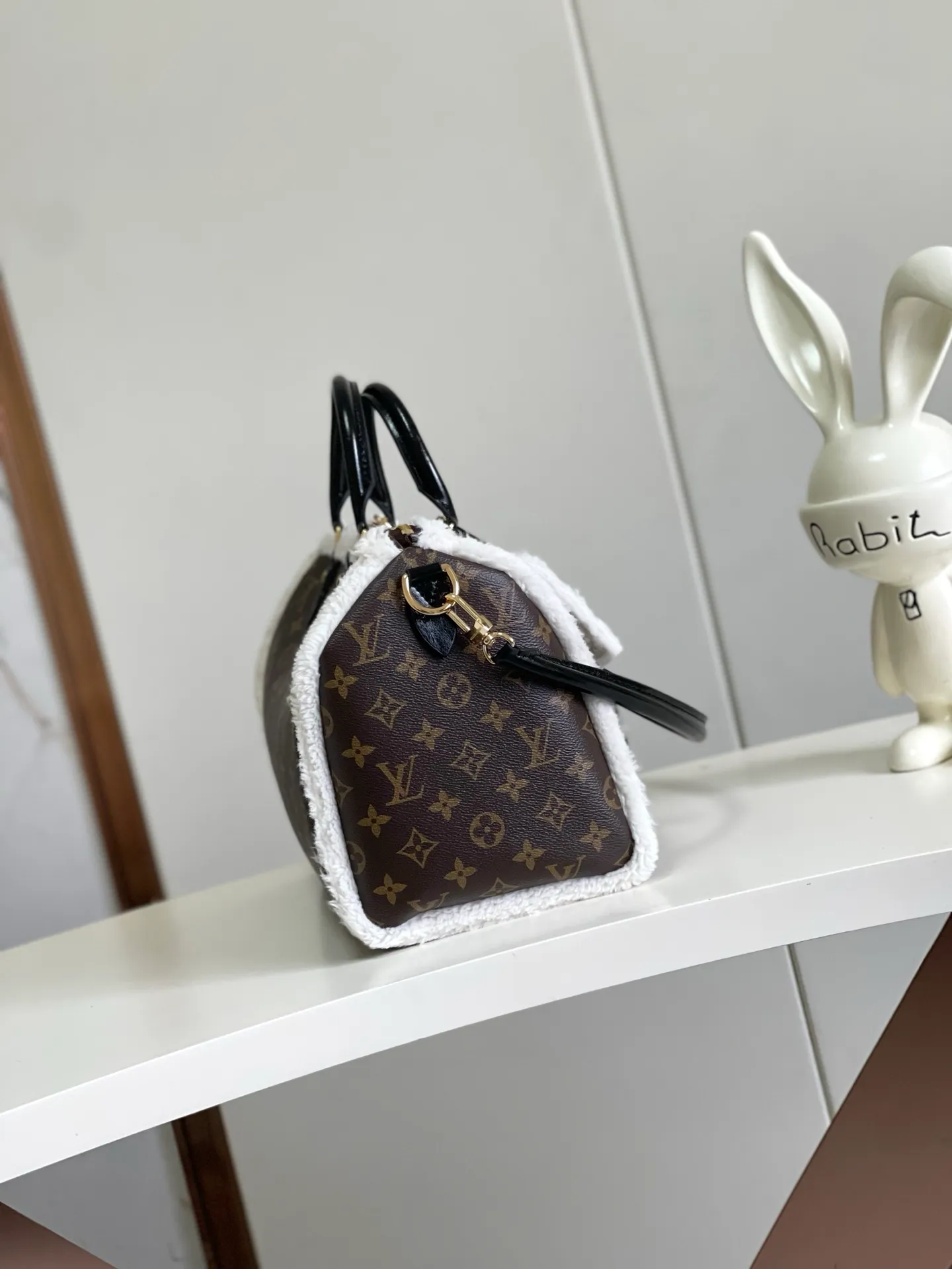💰1020 Top original M26326 wool pillow bag 163c01 chip This Speedy Soft30 Teddy handbag is made of Monogram canvas with comfortable shearling trim, creating a nostalgic atmosphere. The logo plate highlights the brand's travel heritage and exquisite craftsmanship, and the rolled Toron handle on the top adds functional details. The unique structure shows off the trend of the season, perfect for after-snow styling. Size 30-21-17