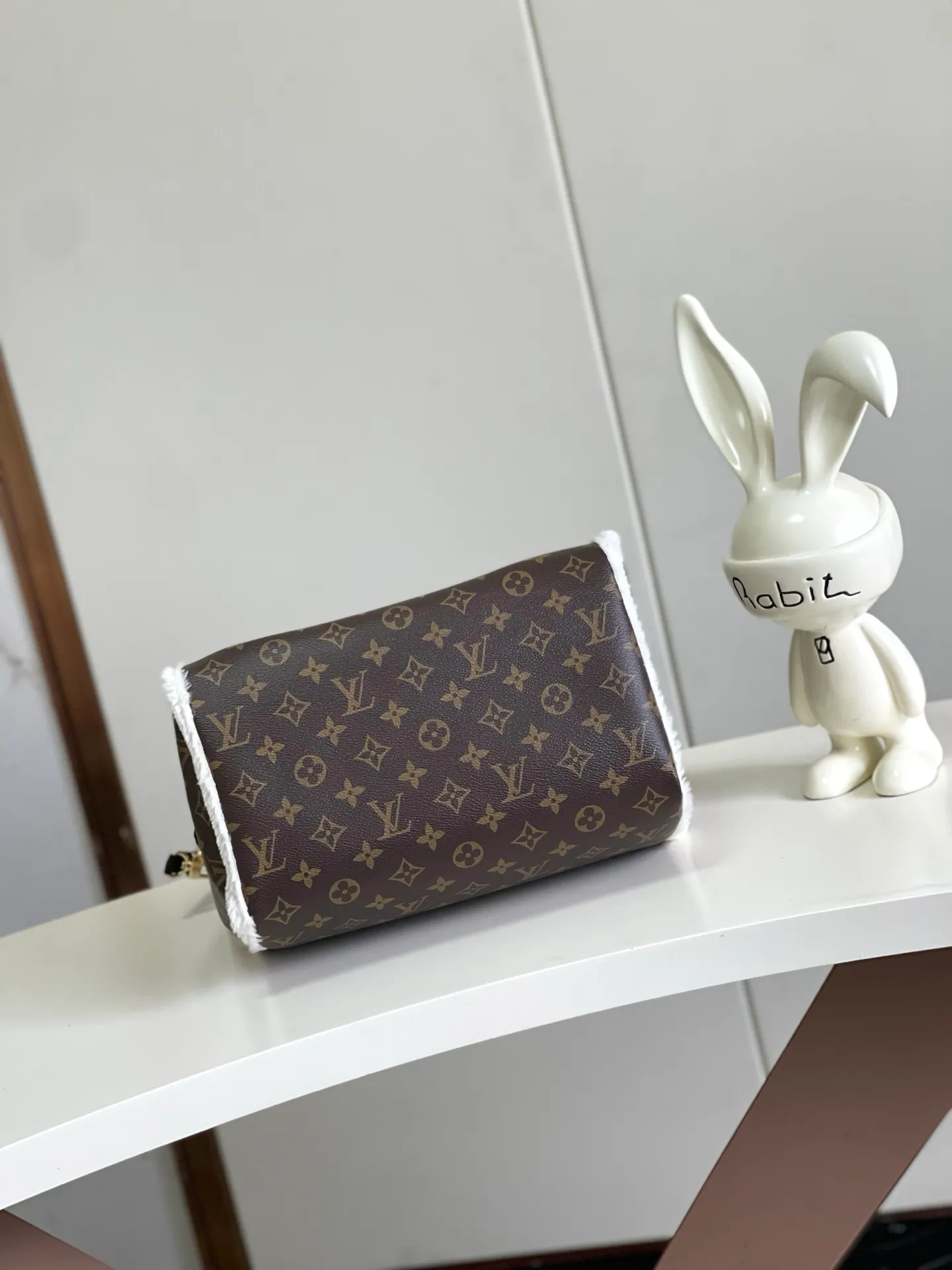 💰1020 Top original M26326 wool pillow bag 163c01 chip This Speedy Soft30 Teddy handbag is made of Monogram canvas with comfortable shearling trim, creating a nostalgic atmosphere. The logo plate highlights the brand's travel heritage and exquisite craftsmanship, and the rolled Toron handle on the top adds functional details. The unique structure shows off the trend of the season, perfect for after-snow styling. Size 30-21-17