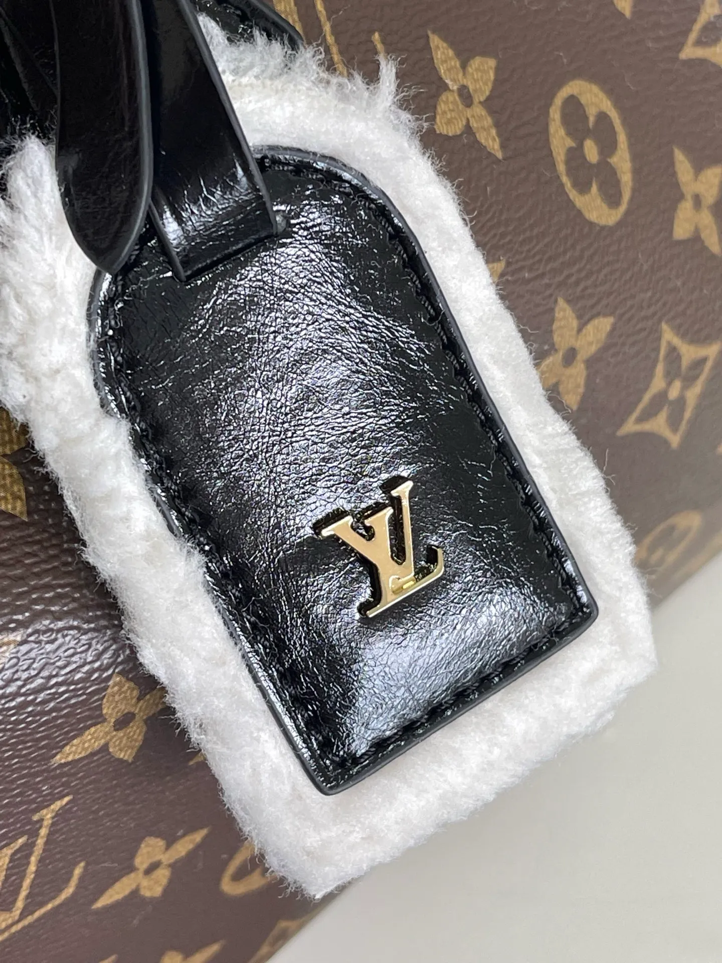 💰1020 Top original M26326 wool pillow bag 163c01 chip This Speedy Soft30 Teddy handbag is made of Monogram canvas with comfortable shearling trim, creating a nostalgic atmosphere. The logo plate highlights the brand's travel heritage and exquisite craftsmanship, and the rolled Toron handle on the top adds functional details. The unique structure shows off the trend of the season, perfect for after-snow styling. Size 30-21-17