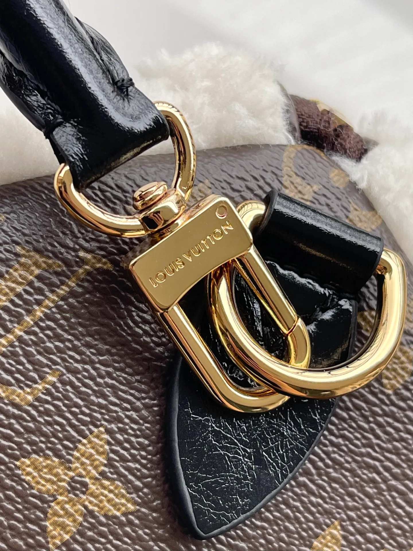 💰1020 Top original M26326 wool pillow bag 163c01 chip This Speedy Soft30 Teddy handbag is made of Monogram canvas with comfortable shearling trim, creating a nostalgic atmosphere. The logo plate highlights the brand's travel heritage and exquisite craftsmanship, and the rolled Toron handle on the top adds functional details. The unique structure shows off the trend of the season, perfect for after-snow styling. Size 30-21-17