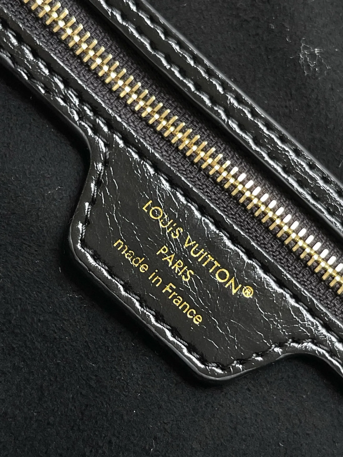 💰1020 Top original M26326 wool pillow bag 163c01 chip This Speedy Soft30 Teddy handbag is made of Monogram canvas with comfortable shearling trim, creating a nostalgic atmosphere. The logo plate highlights the brand's travel heritage and exquisite craftsmanship, and the rolled Toron handle on the top adds functional details. The unique structure shows off the trend of the season, perfect for after-snow styling. Size 30-21-17