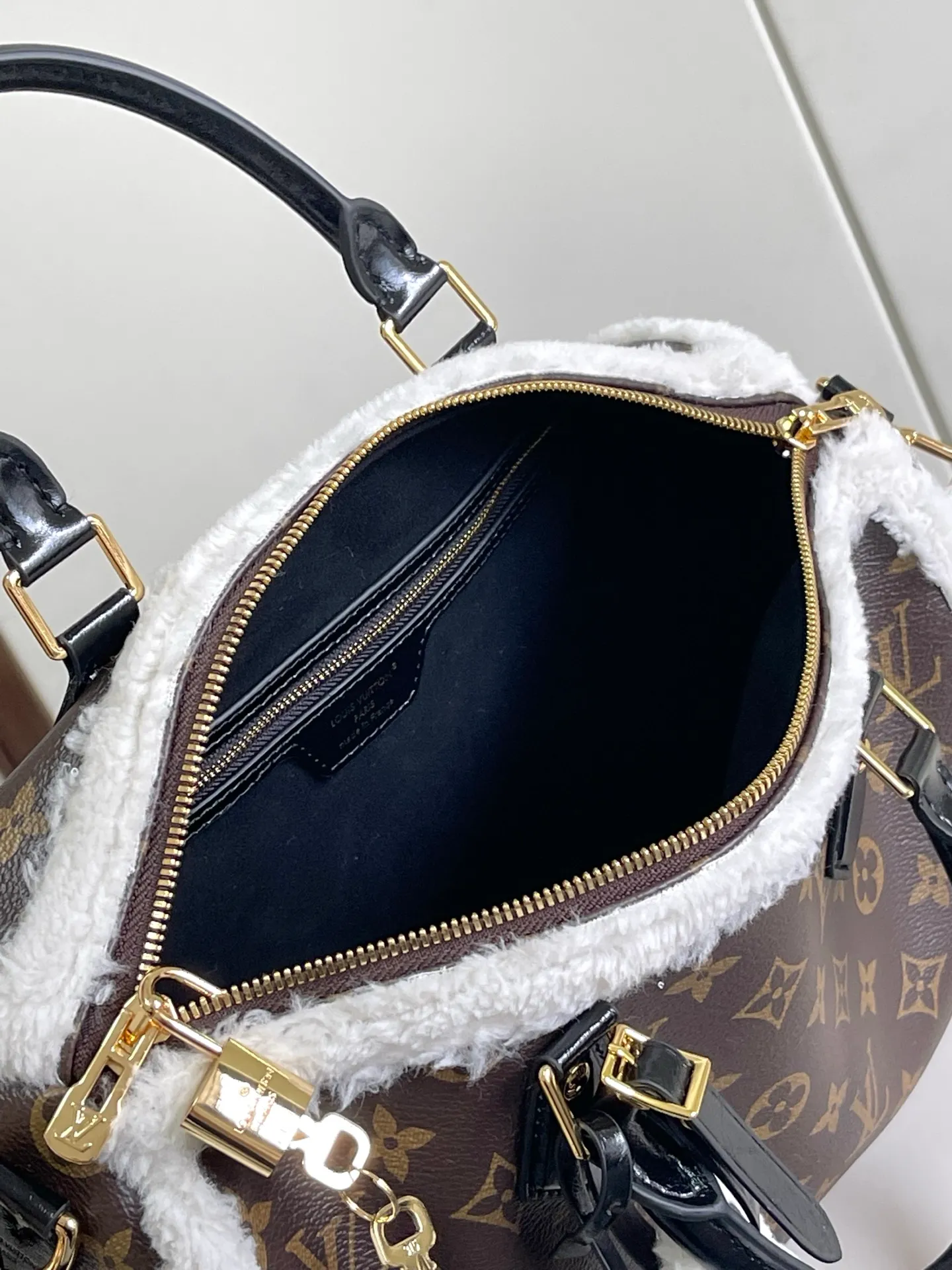 💰1020 Top original M26326 wool pillow bag 163c01 chip This Speedy Soft30 Teddy handbag is made of Monogram canvas with comfortable shearling trim, creating a nostalgic atmosphere. The logo plate highlights the brand's travel heritage and exquisite craftsmanship, and the rolled Toron handle on the top adds functional details. The unique structure shows off the trend of the season, perfect for after-snow styling. Size 30-21-17