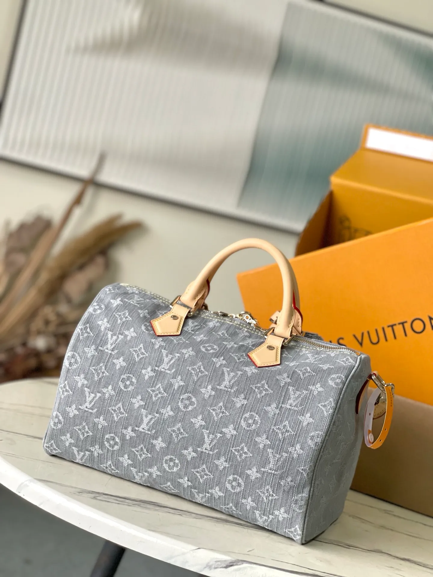 💰1180 Top original order M13344 This Speedy Soft 30 handbag relies on Louis Vuitton's exquisite bleaching process to trace the Monogram Denim pattern born in 2005 on the cotton surface, and then uses leather trimming and shiny metal parts to highlight the details. The key bag and detachable nameplate pay tribute to the brand's trunk-making heritage, and the detachable Toron handle provides a comfortable shoulder-carrying experience. Dimensions: 30 × 21 × 17 cm