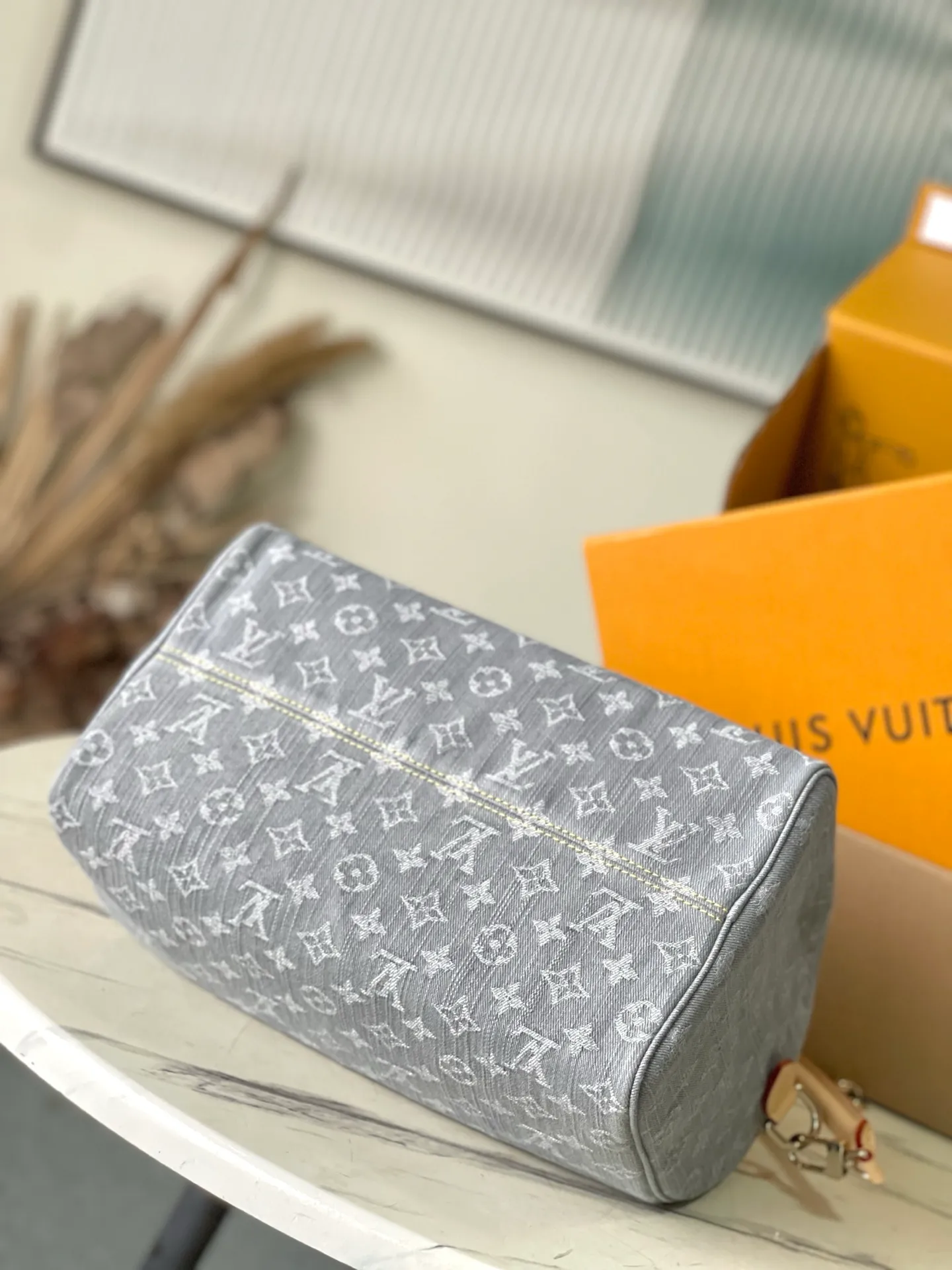 💰1180 Top original order M13344 This Speedy Soft 30 handbag relies on Louis Vuitton's exquisite bleaching process to trace the Monogram Denim pattern born in 2005 on the cotton surface, and then uses leather trimming and shiny metal parts to highlight the details. The key bag and detachable nameplate pay tribute to the brand's trunk-making heritage, and the detachable Toron handle provides a comfortable shoulder-carrying experience. Dimensions: 30 × 21 × 17 cm