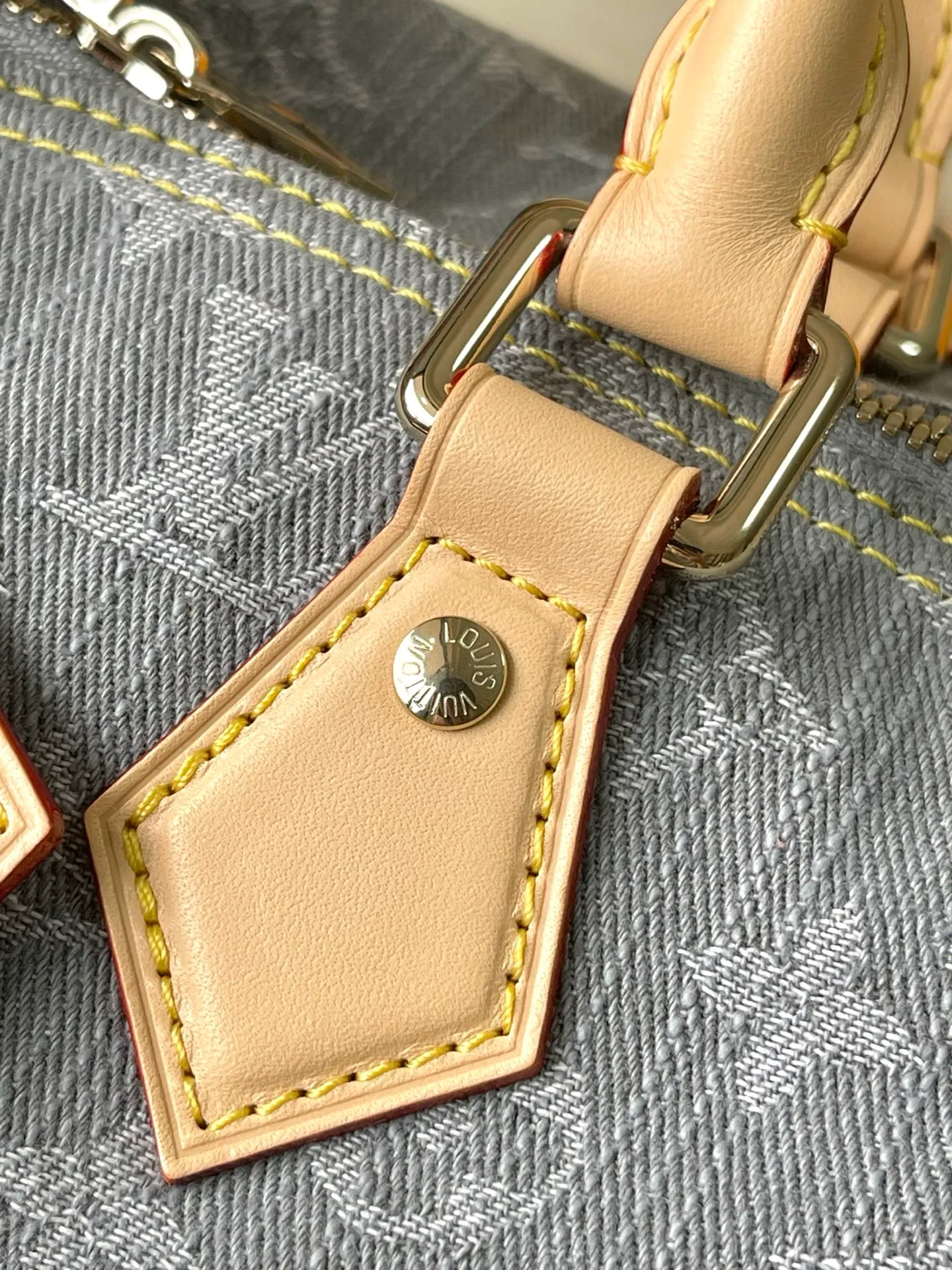 💰1180 Top original order M13344 This Speedy Soft 30 handbag relies on Louis Vuitton's exquisite bleaching process to trace the Monogram Denim pattern born in 2005 on the cotton surface, and then uses leather trimming and shiny metal parts to highlight the details. The key bag and detachable nameplate pay tribute to the brand's trunk-making heritage, and the detachable Toron handle provides a comfortable shoulder-carrying experience. Dimensions: 30 × 21 × 17 cm