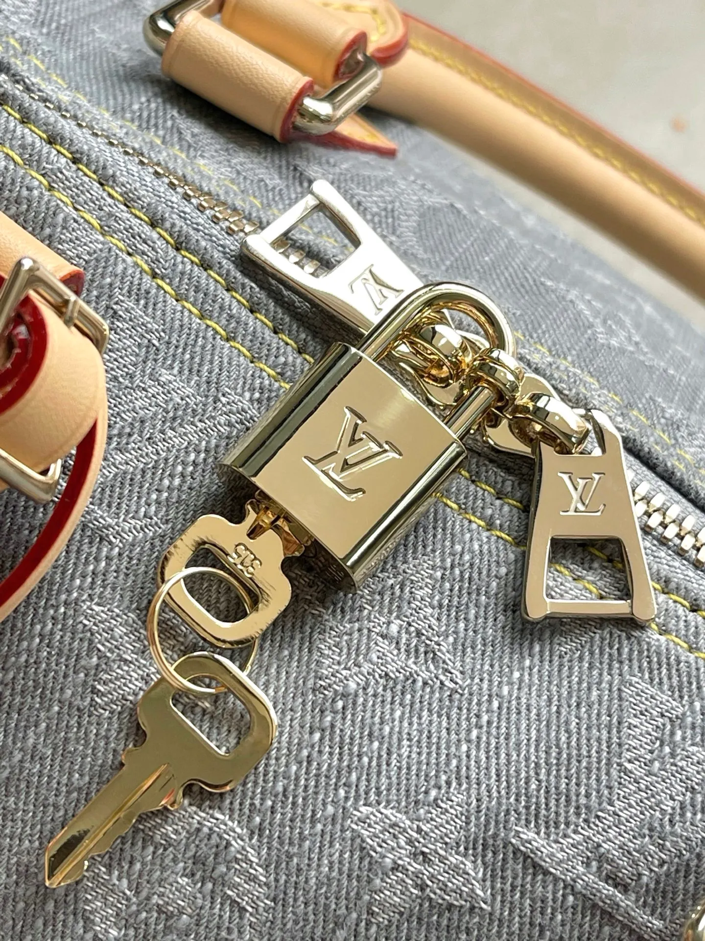 💰1180 Top original order M13344 This Speedy Soft 30 handbag relies on Louis Vuitton's exquisite bleaching process to trace the Monogram Denim pattern born in 2005 on the cotton surface, and then uses leather trimming and shiny metal parts to highlight the details. The key bag and detachable nameplate pay tribute to the brand's trunk-making heritage, and the detachable Toron handle provides a comfortable shoulder-carrying experience. Dimensions: 30 × 21 × 17 cm