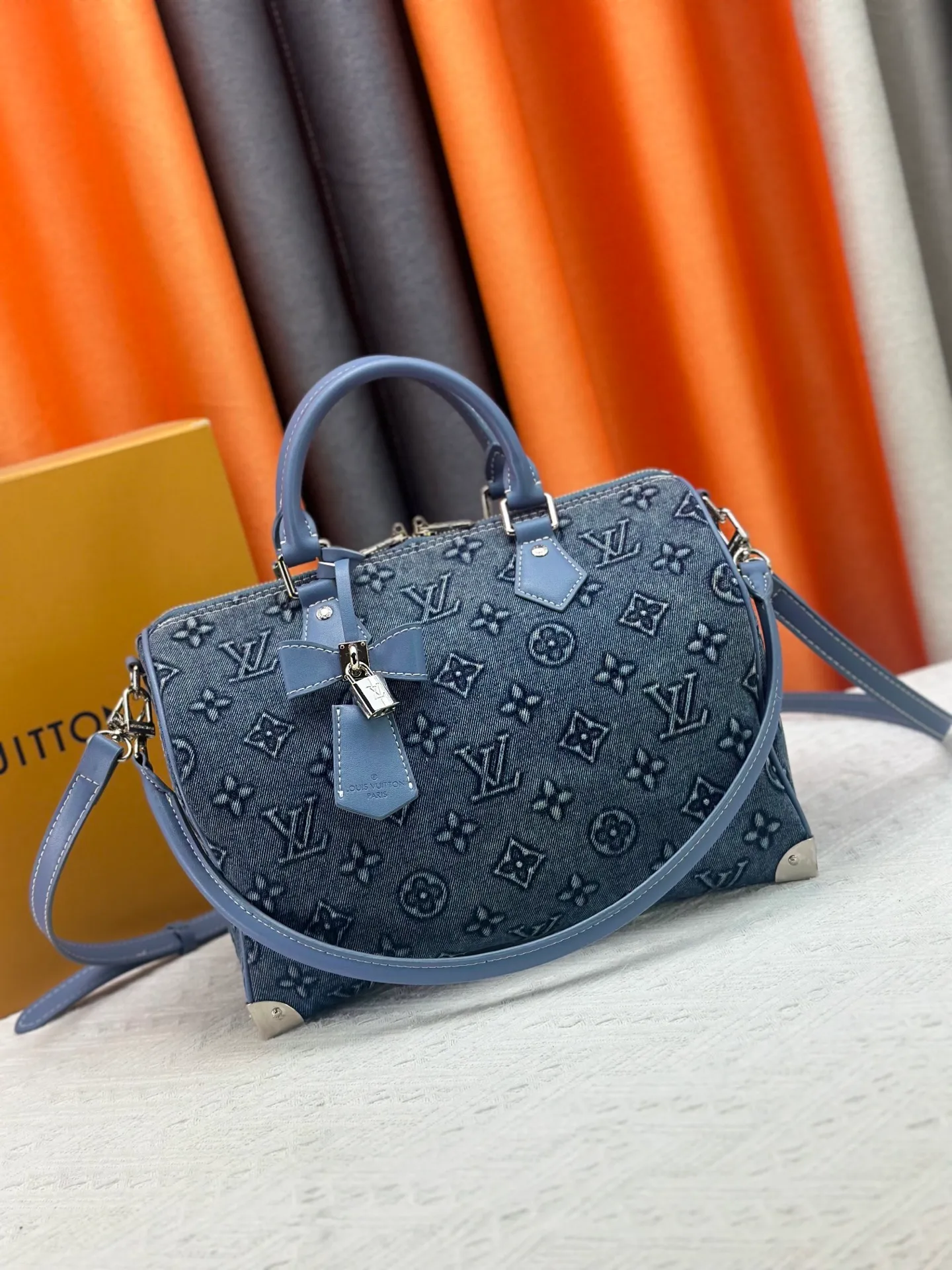 P360 Denim embossed M13805-M13085-M13257 M13806 40391 40390lv Murakami Takashi co-branded NANOSPEEDY handbag This Nano Speedy handbag combines Monogram canvas and cow leather trim printing, with 33 colorful interpretations of white tricolor and black tricolor. It has been launched in twelve pieces and is very popular around the world and is loved by celebrities and celebrities. ​​30.0 x 21.0 x 17.0 cm
