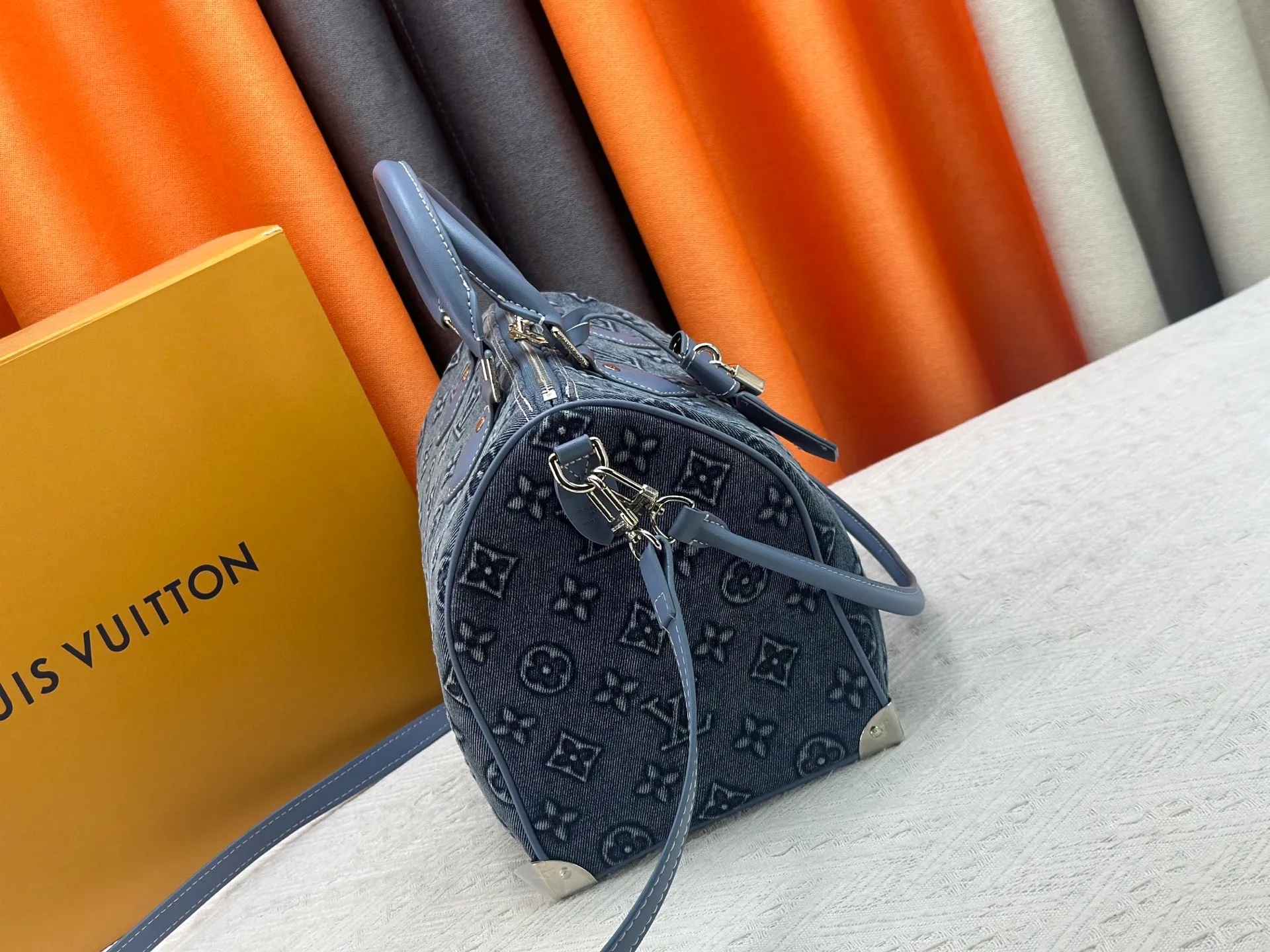 P360 Denim embossed M13805-M13085-M13257 M13806 40391 40390lv Murakami Takashi co-branded NANOSPEEDY handbag This Nano Speedy handbag combines Monogram canvas and cow leather trim printing, with 33 colorful interpretations of white tricolor and black tricolor. It has been launched in twelve pieces and is very popular around the world and is loved by celebrities and celebrities. ​​30.0 x 21.0 x 17.0 cm