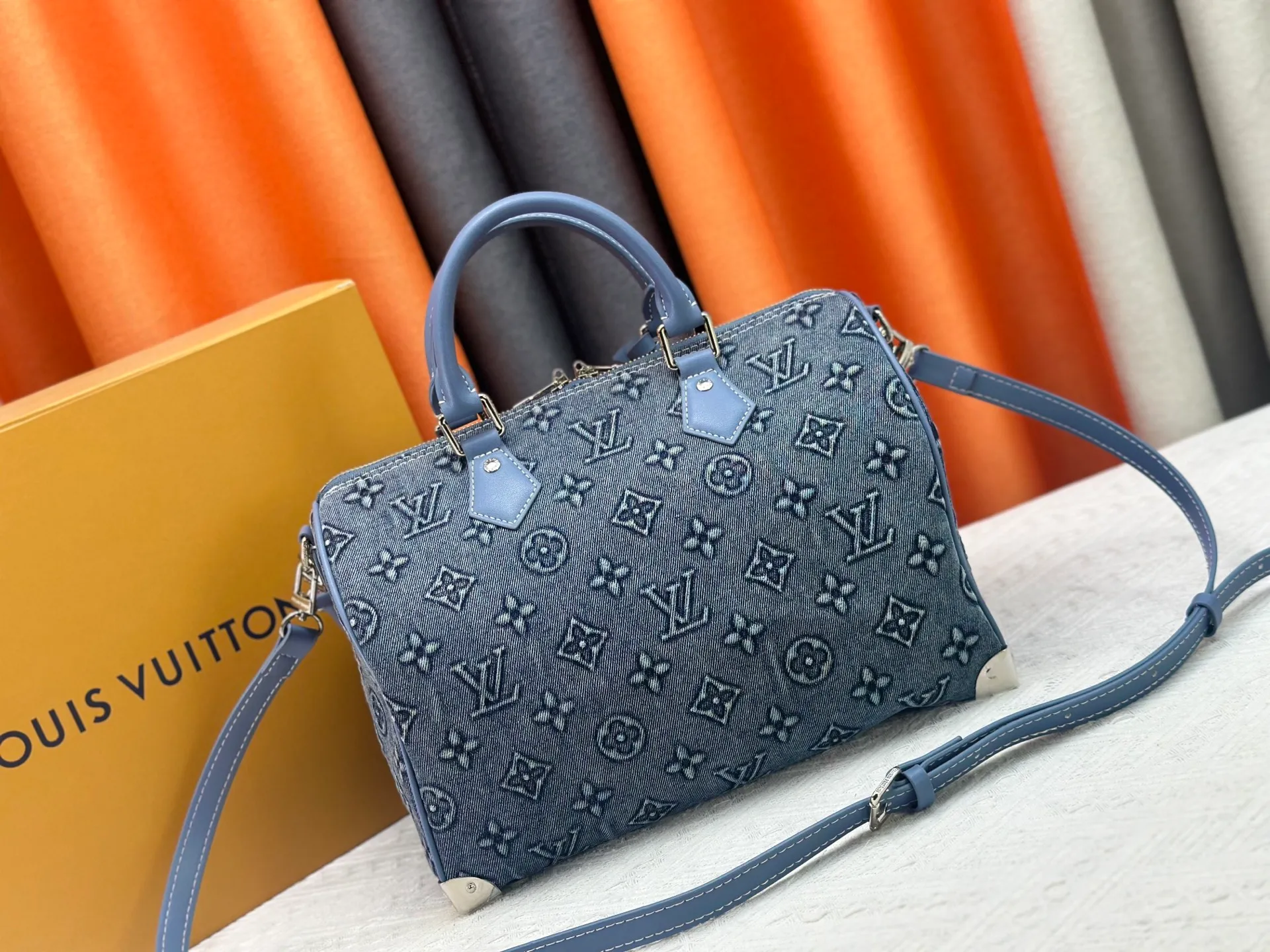 P360 Denim embossed M13805-M13085-M13257 M13806 40391 40390lv Murakami Takashi co-branded NANOSPEEDY handbag This Nano Speedy handbag combines Monogram canvas and cow leather trim printing, with 33 colorful interpretations of white tricolor and black tricolor. It has been launched in twelve pieces and is very popular around the world and is loved by celebrities and celebrities. ​​30.0 x 21.0 x 17.0 cm