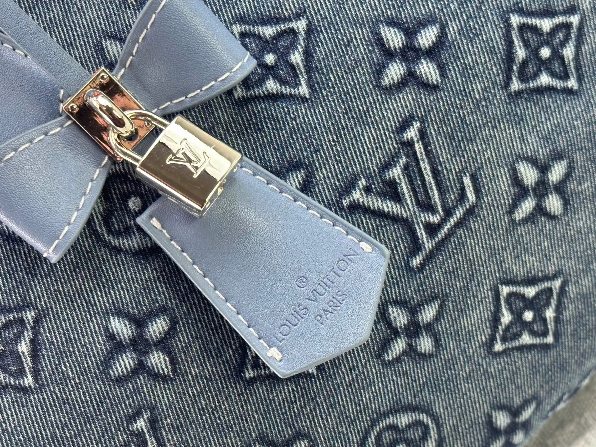 P360 Denim embossed M13805-M13085-M13257 M13806 40391 40390lv Murakami Takashi co-branded NANOSPEEDY handbag This Nano Speedy handbag combines Monogram canvas and cow leather trim printing, with 33 colorful interpretations of white tricolor and black tricolor. It has been launched in twelve pieces and is very popular around the world and is loved by celebrities and celebrities. ​​30.0 x 21.0 x 17.0 cm