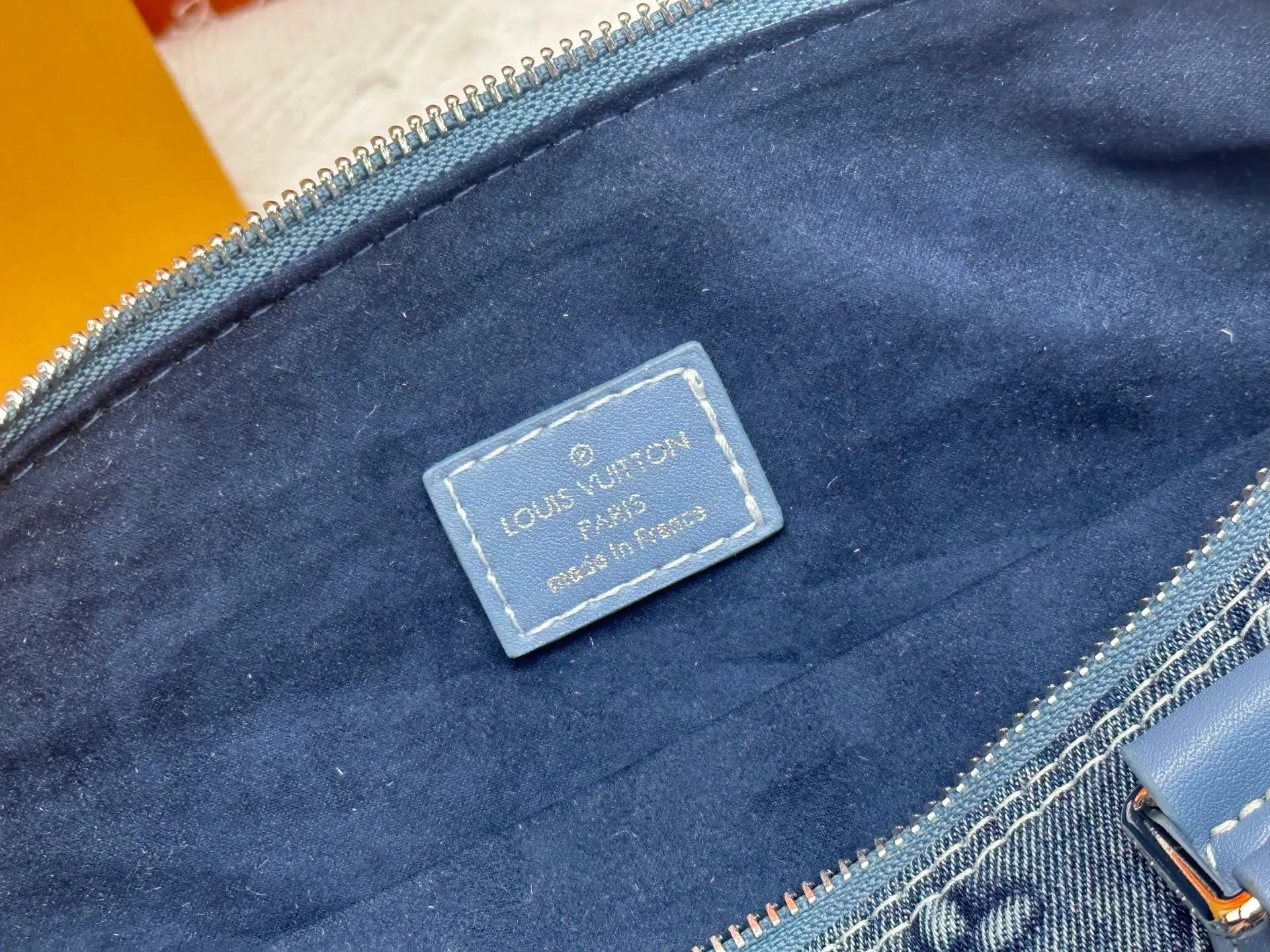 P360 Denim embossed M13805-M13085-M13257 M13806 40391 40390lv Murakami Takashi co-branded NANOSPEEDY handbag This Nano Speedy handbag combines Monogram canvas and cow leather trim printing, with 33 colorful interpretations of white tricolor and black tricolor. It has been launched in twelve pieces and is very popular around the world and is loved by celebrities and celebrities. ​​30.0 x 21.0 x 17.0 cm
