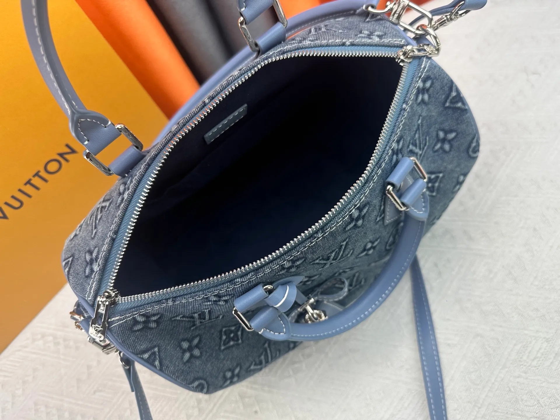 P360 Denim embossed M13805-M13085-M13257 M13806 40391 40390lv Murakami Takashi co-branded NANOSPEEDY handbag This Nano Speedy handbag combines Monogram canvas and cow leather trim printing, with 33 colorful interpretations of white tricolor and black tricolor. It has been launched in twelve pieces and is very popular around the world and is loved by celebrities and celebrities. ​​30.0 x 21.0 x 17.0 cm
