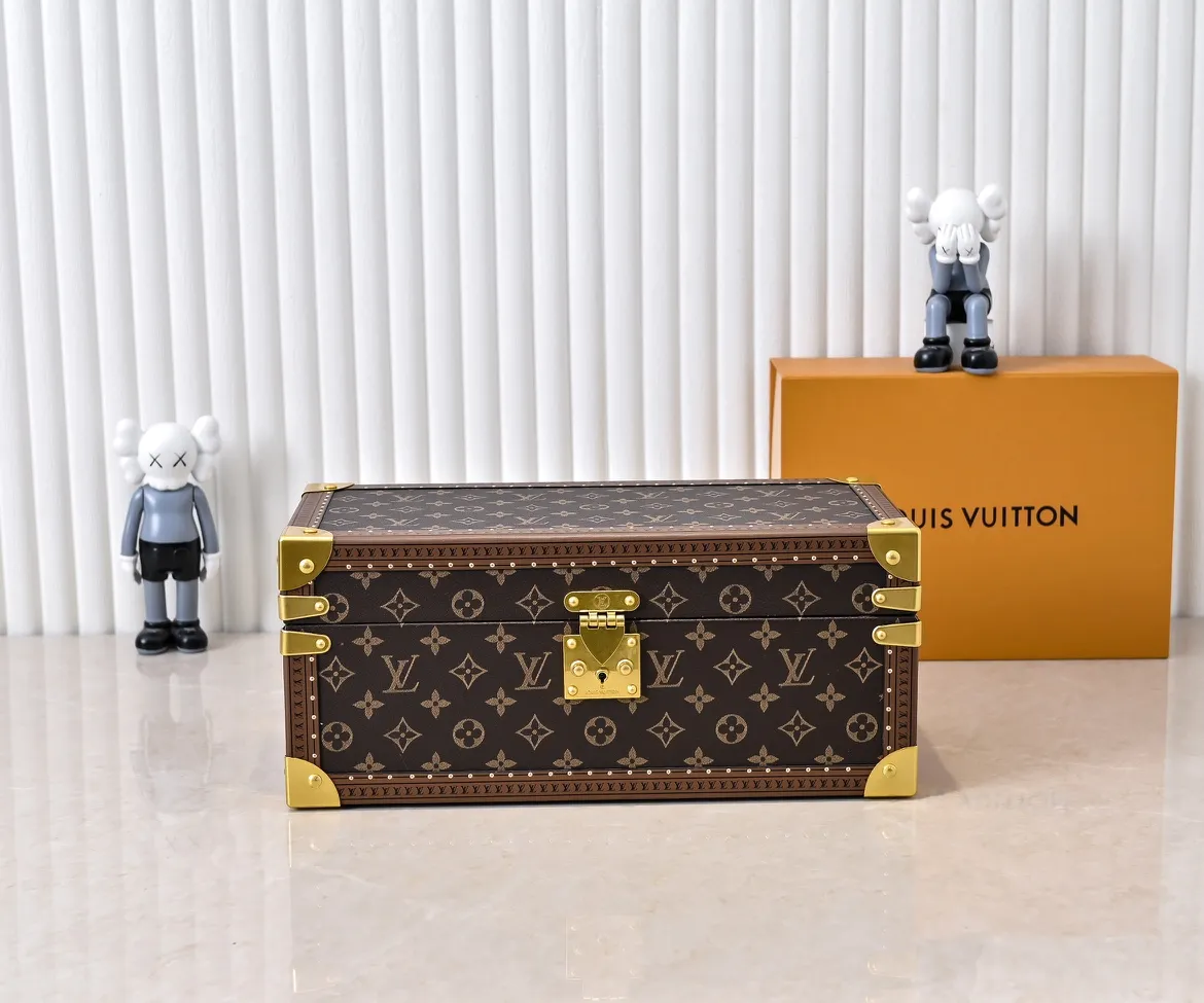 💰1240 Guangzhou top original M20209 treasure box [exclusive photo, upgraded original] can hold watches and jewelry. This treasure box is made of classic Monogram canvas. It is equipped with a removable tray to hide valuables.  -38.0*18.0cm✅ -Two storage layers✅ ​​-Partitioned in the middle. Can store valuables✅ -Push open the automatic pop-up lock✅ -Lined with velvet✅ -Silver metal/hardware✅ -Extreme workmanship, every detail is just right✅ -Purely handmade, every small nail is clearly in place,✅ LOUIS VUITTON hard box is like a treasure box that travels through history. Its sturdiness is a symbol of Louis Vuitton's traditional exquisite craftsmanship✅