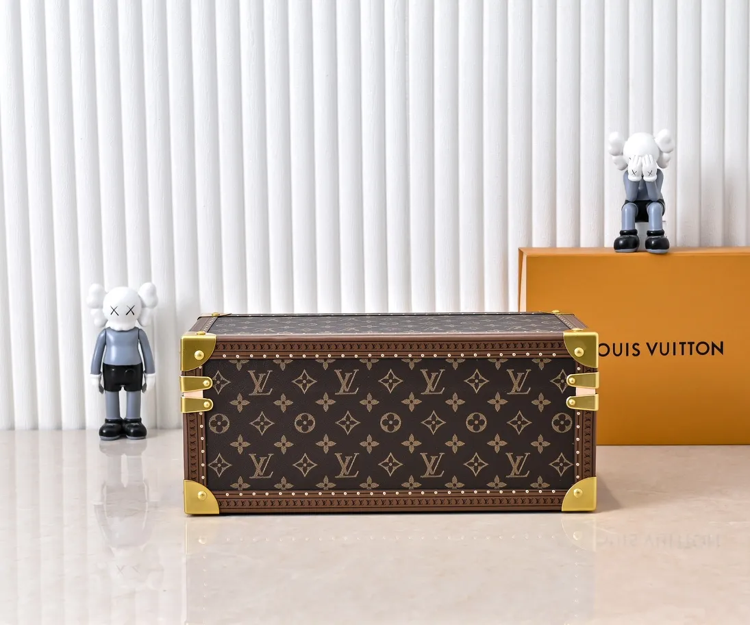 💰1240 Guangzhou top original M20209 treasure box [exclusive photo, upgraded original] can hold watches and jewelry. This treasure box is made of classic Monogram canvas. It is equipped with a removable tray to hide valuables.  -38.0*18.0cm✅ -Two storage layers✅ ​​-Partitioned in the middle. Can store valuables✅ -Push open the automatic pop-up lock✅ -Lined with velvet✅ -Silver metal/hardware✅ -Extreme workmanship, every detail is just right✅ -Purely handmade, every small nail is clearly in place,✅ LOUIS VUITTON hard box is like a treasure box that travels through history. Its sturdiness is a symbol of Louis Vuitton's traditional exquisite craftsmanship✅