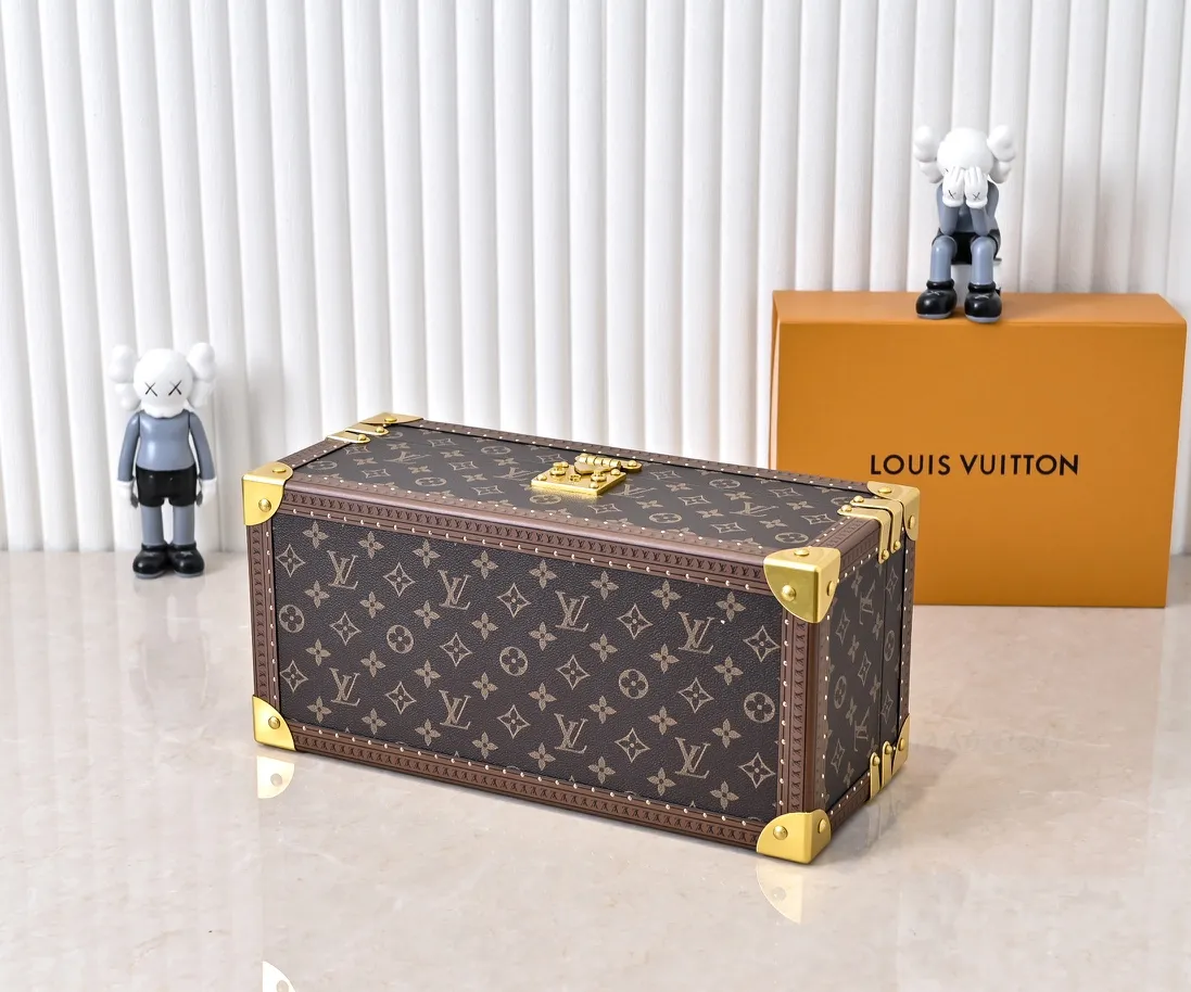 💰1240 Guangzhou top original M20209 treasure box [exclusive photo, upgraded original] can hold watches and jewelry. This treasure box is made of classic Monogram canvas. It is equipped with a removable tray to hide valuables.  -38.0*18.0cm✅ -Two storage layers✅ ​​-Partitioned in the middle. Can store valuables✅ -Push open the automatic pop-up lock✅ -Lined with velvet✅ -Silver metal/hardware✅ -Extreme workmanship, every detail is just right✅ -Purely handmade, every small nail is clearly in place,✅ LOUIS VUITTON hard box is like a treasure box that travels through history. Its sturdiness is a symbol of Louis Vuitton's traditional exquisite craftsmanship✅
