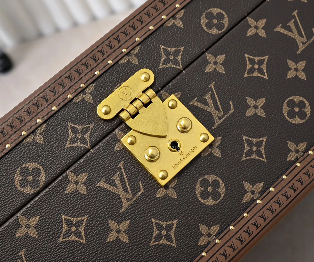 💰1240 Guangzhou top original M20209 treasure box [exclusive photo, upgraded original] can hold watches and jewelry. This treasure box is made of classic Monogram canvas. It is equipped with a removable tray to hide valuables.  -38.0*18.0cm✅ -Two storage layers✅ ​​-Partitioned in the middle. Can store valuables✅ -Push open the automatic pop-up lock✅ -Lined with velvet✅ -Silver metal/hardware✅ -Extreme workmanship, every detail is just right✅ -Purely handmade, every small nail is clearly in place,✅ LOUIS VUITTON hard box is like a treasure box that travels through history. Its sturdiness is a symbol of Louis Vuitton's traditional exquisite craftsmanship✅