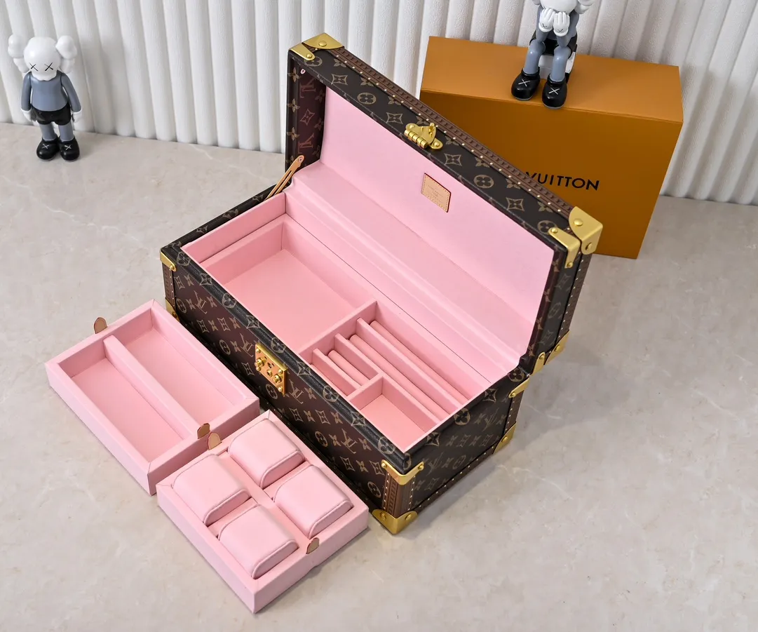 💰1240 Guangzhou top original M20209 treasure box [exclusive photo, upgraded original] can hold watches and jewelry. This treasure box is made of classic Monogram canvas. It is equipped with a removable tray to hide valuables.  -38.0*18.0cm✅ -Two storage layers✅ ​​-Partitioned in the middle. Can store valuables✅ -Push open the automatic pop-up lock✅ -Lined with velvet✅ -Silver metal/hardware✅ -Extreme workmanship, every detail is just right✅ -Purely handmade, every small nail is clearly in place,✅ LOUIS VUITTON hard box is like a treasure box that travels through history. Its sturdiness is a symbol of Louis Vuitton's traditional exquisite craftsmanship✅