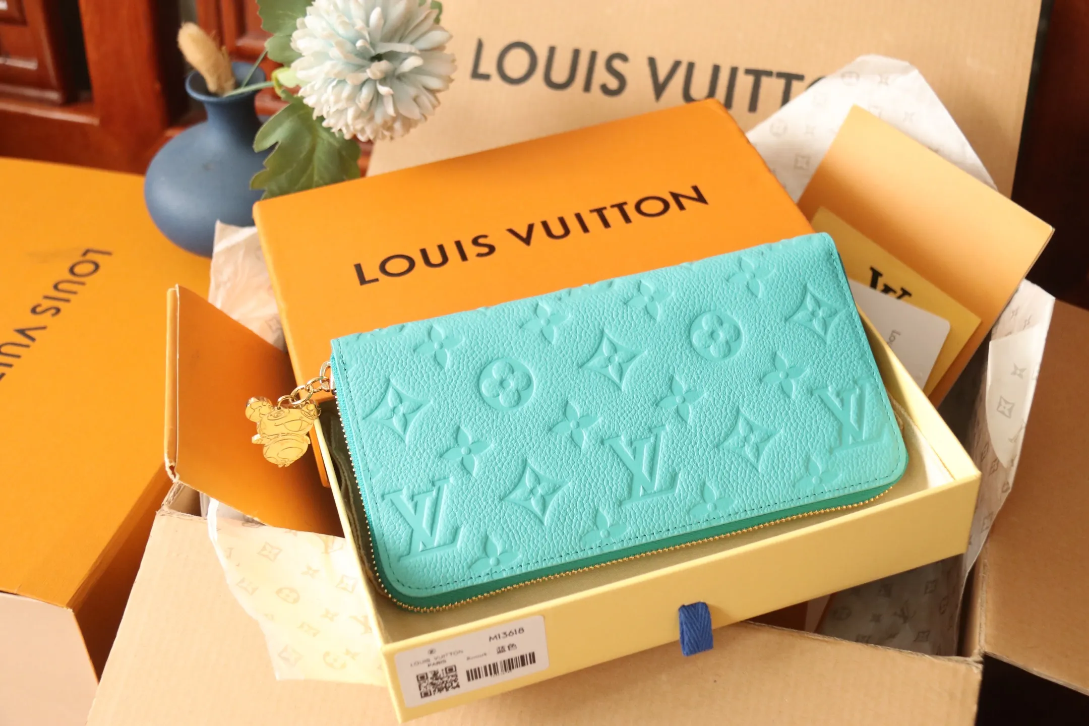 Original quality P600 M13618 rose red Murakami Takashi collaboration series is one of the representative works of Louis Vuitton. This Zippy zipper wallet is made of Monogram canvas and is practical. It contains spacious compartments, a zippered coin pocket and multiple credit card slots. Named for its secure wraparound zipper, the wallet is lined with grained leather. Fully functional, it can also be used as a clutch. 19.5 x 10.5 x 2.5 cm (length x height x width)