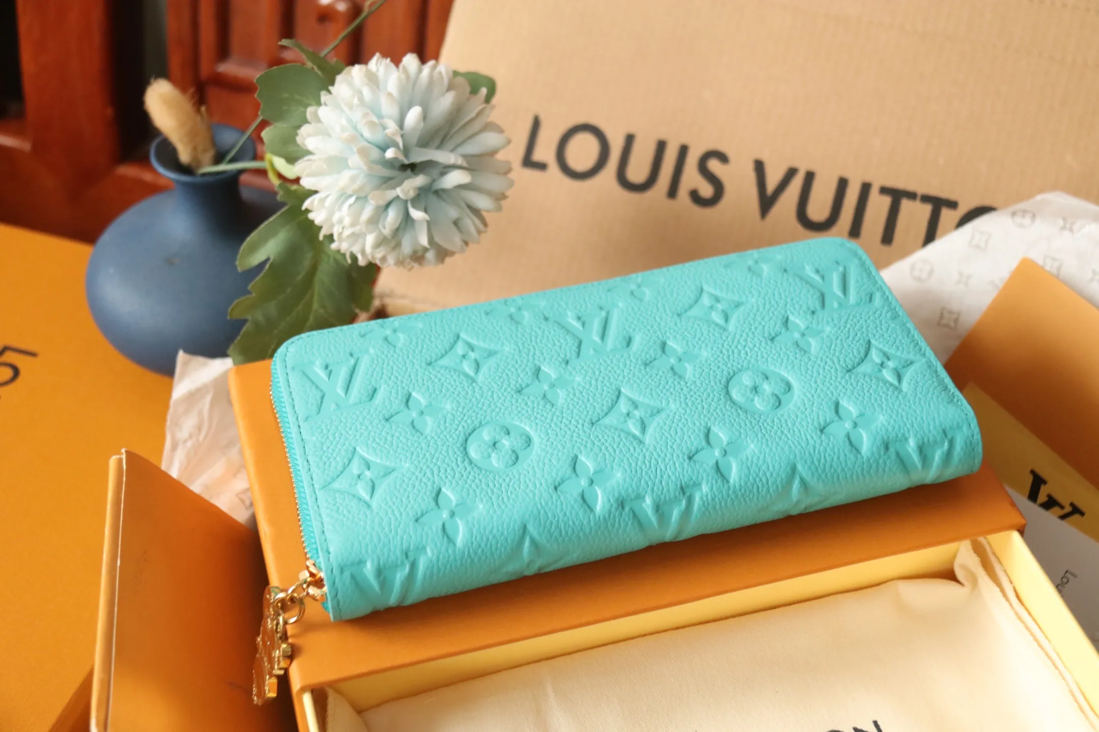 Original quality P600 M13618 rose red Murakami Takashi collaboration series is one of the representative works of Louis Vuitton. This Zippy zipper wallet is made of Monogram canvas and is practical. It contains spacious compartments, a zippered coin pocket and multiple credit card slots. Named for its secure wraparound zipper, the wallet is lined with grained leather. Fully functional, it can also be used as a clutch. 19.5 x 10.5 x 2.5 cm (length x height x width)