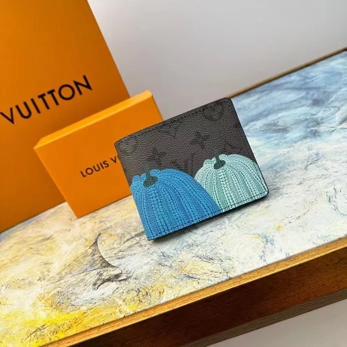 P110 M60895 This slim and practical LV x YK Slender wallet gives the new Louis Vuitton x Yayoi Kusama joint series a dazzling new look. The style is sewn with Monogram Eclipse Reverse canvas and printed with pumpkin patterns that are common in the works of Japanese art pioneer Yayoi Kusama, using bright colors to symbolize the warmth and optimism these works symbolize. The classic wallet is reinterpreted as a work of art, making it the perfect gift for art lovers. 11 x 8.5 x 2 cm (Length x Height x Width) Monogram Eclipse Reverse coated canvas with colorful pumpkin pattern cowhide trim and interior LV x YK logo 8 business card slots Compartment for banknotes