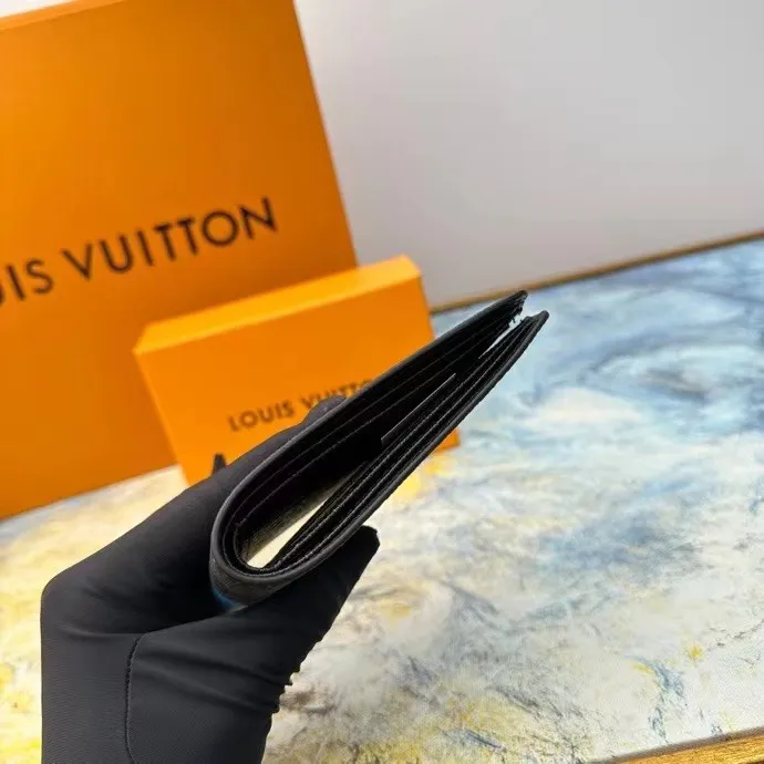 P110 M60895 This slim and practical LV x YK Slender wallet gives the new Louis Vuitton x Yayoi Kusama joint series a dazzling new look. The style is sewn with Monogram Eclipse Reverse canvas and printed with pumpkin patterns that are common in the works of Japanese art pioneer Yayoi Kusama, using bright colors to symbolize the warmth and optimism these works symbolize. The classic wallet is reinterpreted as a work of art, making it the perfect gift for art lovers. 11 x 8.5 x 2 cm (Length x Height x Width) Monogram Eclipse Reverse coated canvas with colorful pumpkin pattern cowhide trim and interior LV x YK logo 8 business card slots Compartment for banknotes
