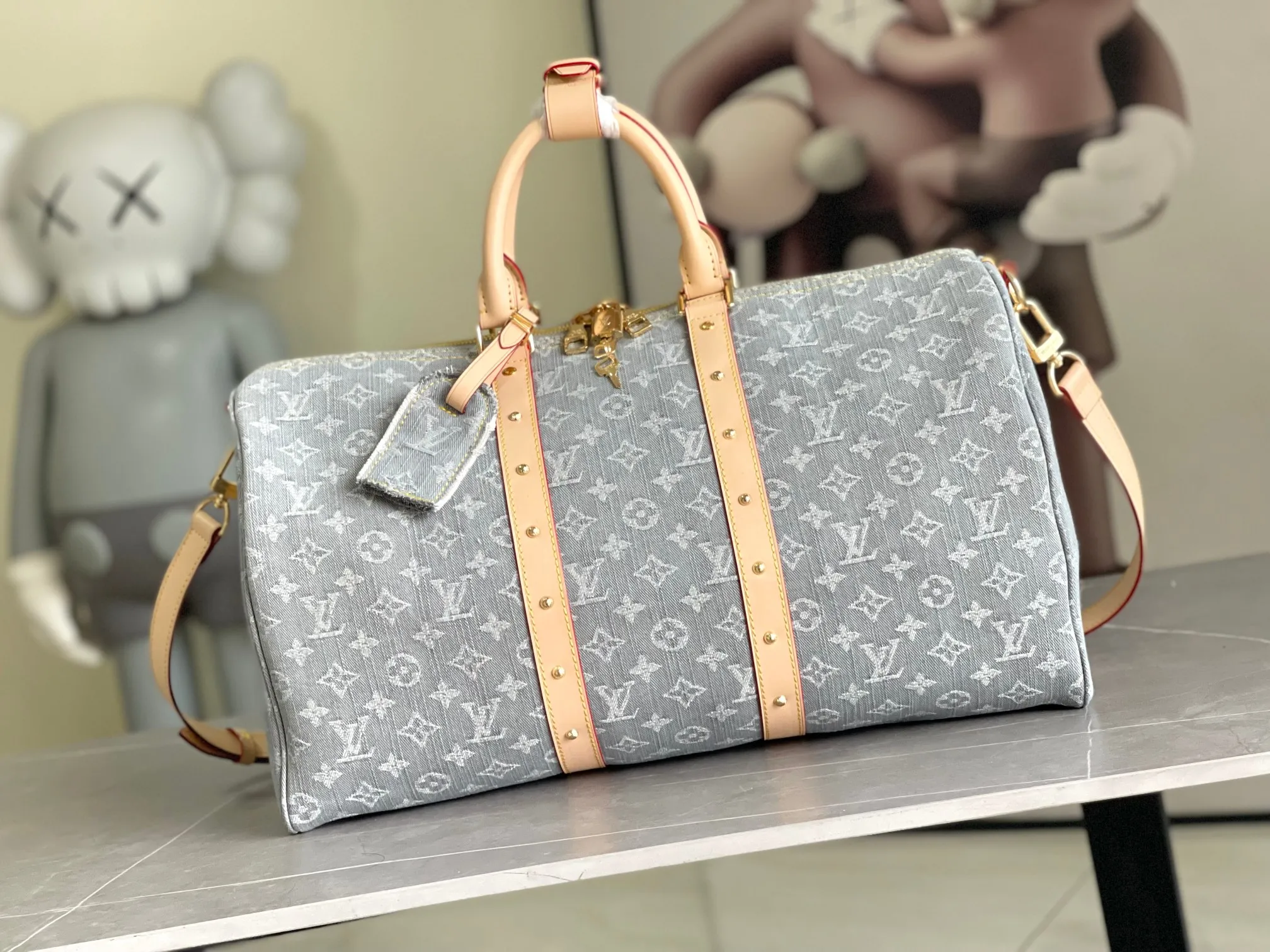 💰1360 Top original order M13748 KEEPALL BANDOULIÈRE 45 travel bag 2021-22 autumn and winter show reveals the new charm of the Everyday LV capsule series Keepall Bandouliere 55 travel bag. Vintage Monogram coated canvas depicts the Monogram pattern with subtle irregular lines, evoking the traditional stamping process. The new louis vuitton! logo is inspired by the chain’s signature elements. size: 45 x 27 x 20
