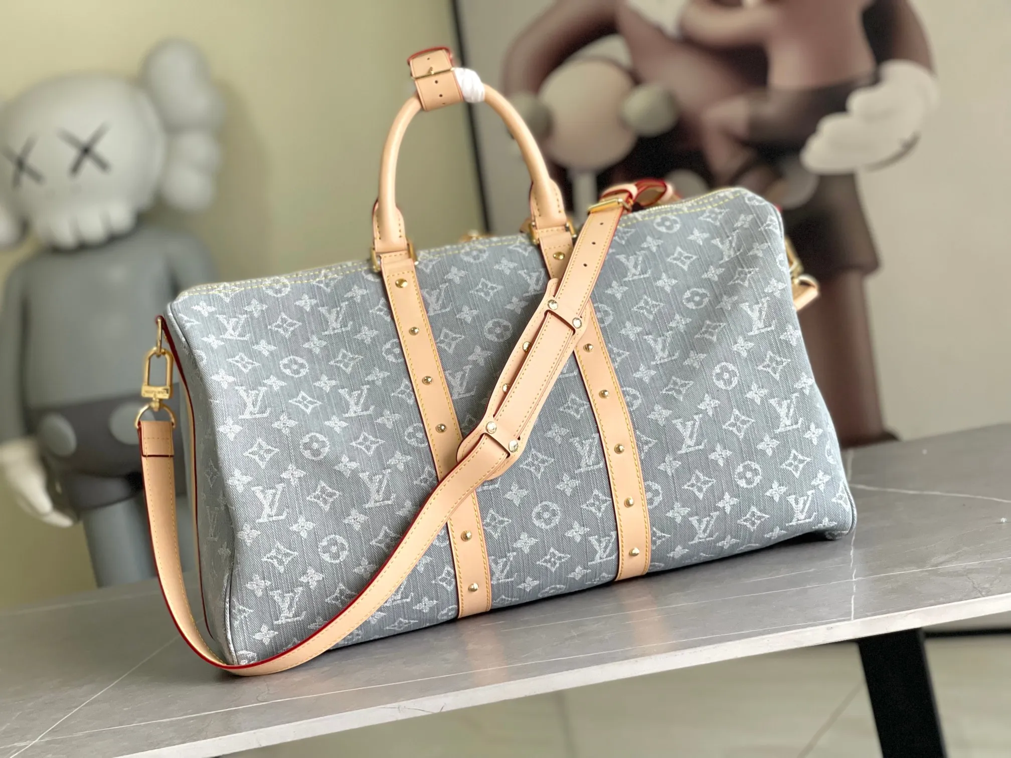 💰1360 Top original order M13748 KEEPALL BANDOULIÈRE 45 travel bag 2021-22 autumn and winter show reveals the new charm of the Everyday LV capsule series Keepall Bandouliere 55 travel bag. Vintage Monogram coated canvas depicts the Monogram pattern with subtle irregular lines, evoking the traditional stamping process. The new louis vuitton! logo is inspired by the chain’s signature elements. size: 45 x 27 x 20