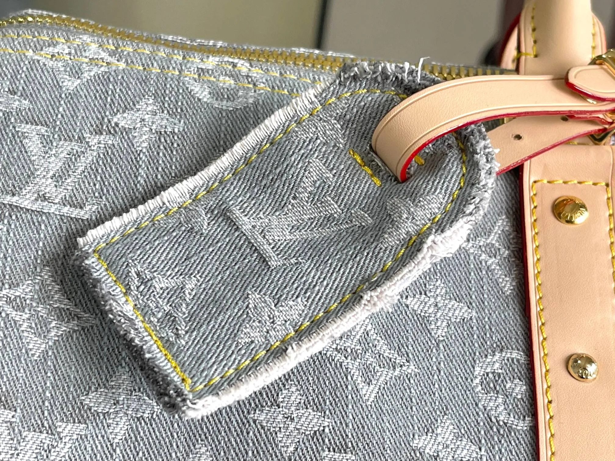 💰1360 Top original order M13748 KEEPALL BANDOULIÈRE 45 travel bag 2021-22 autumn and winter show reveals the new charm of the Everyday LV capsule series Keepall Bandouliere 55 travel bag. Vintage Monogram coated canvas depicts the Monogram pattern with subtle irregular lines, evoking the traditional stamping process. The new louis vuitton! logo is inspired by the chain’s signature elements. size: 45 x 27 x 20