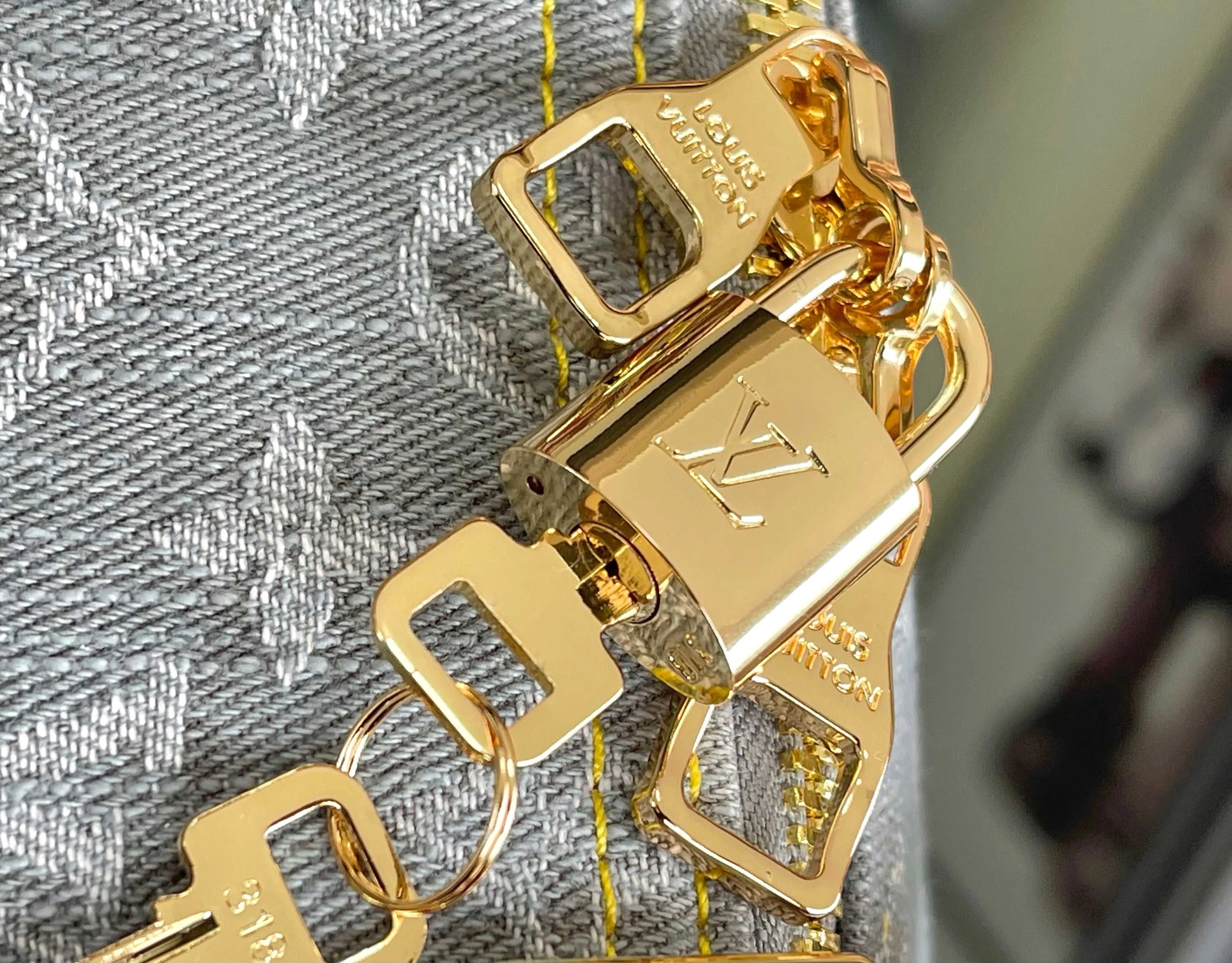 💰1360 Top original order M13748 KEEPALL BANDOULIÈRE 45 travel bag 2021-22 autumn and winter show reveals the new charm of the Everyday LV capsule series Keepall Bandouliere 55 travel bag. Vintage Monogram coated canvas depicts the Monogram pattern with subtle irregular lines, evoking the traditional stamping process. The new louis vuitton! logo is inspired by the chain’s signature elements. size: 45 x 27 x 20