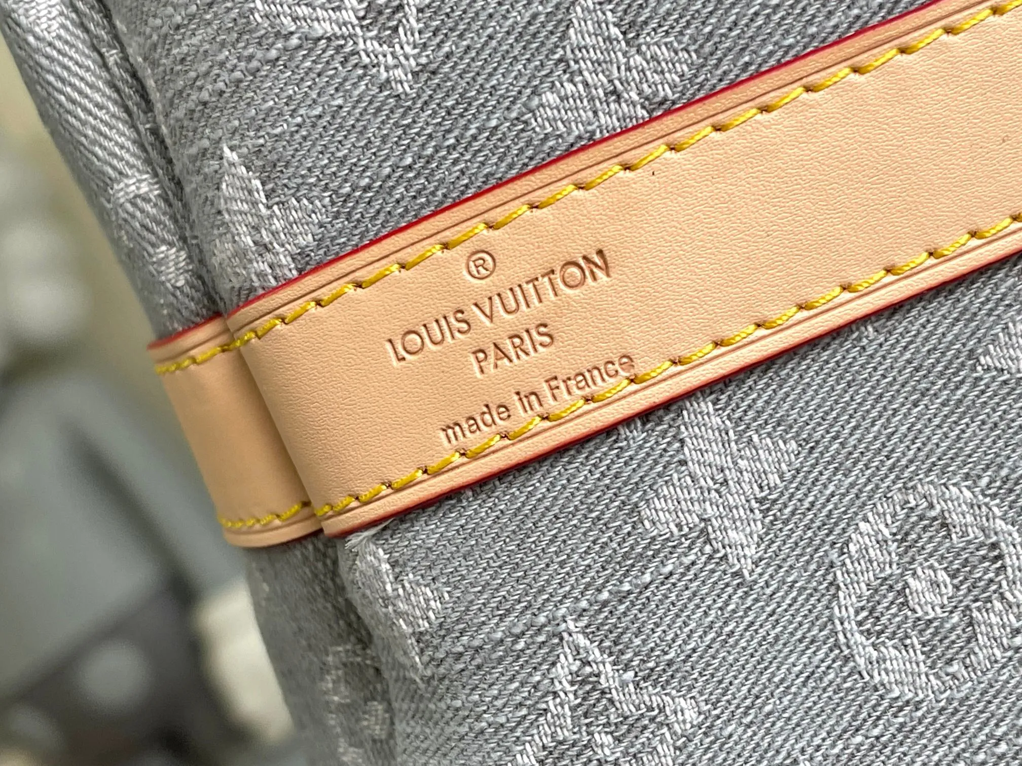 💰1360 Top original order M13748 KEEPALL BANDOULIÈRE 45 travel bag 2021-22 autumn and winter show reveals the new charm of the Everyday LV capsule series Keepall Bandouliere 55 travel bag. Vintage Monogram coated canvas depicts the Monogram pattern with subtle irregular lines, evoking the traditional stamping process. The new louis vuitton! logo is inspired by the chain’s signature elements. size: 45 x 27 x 20
