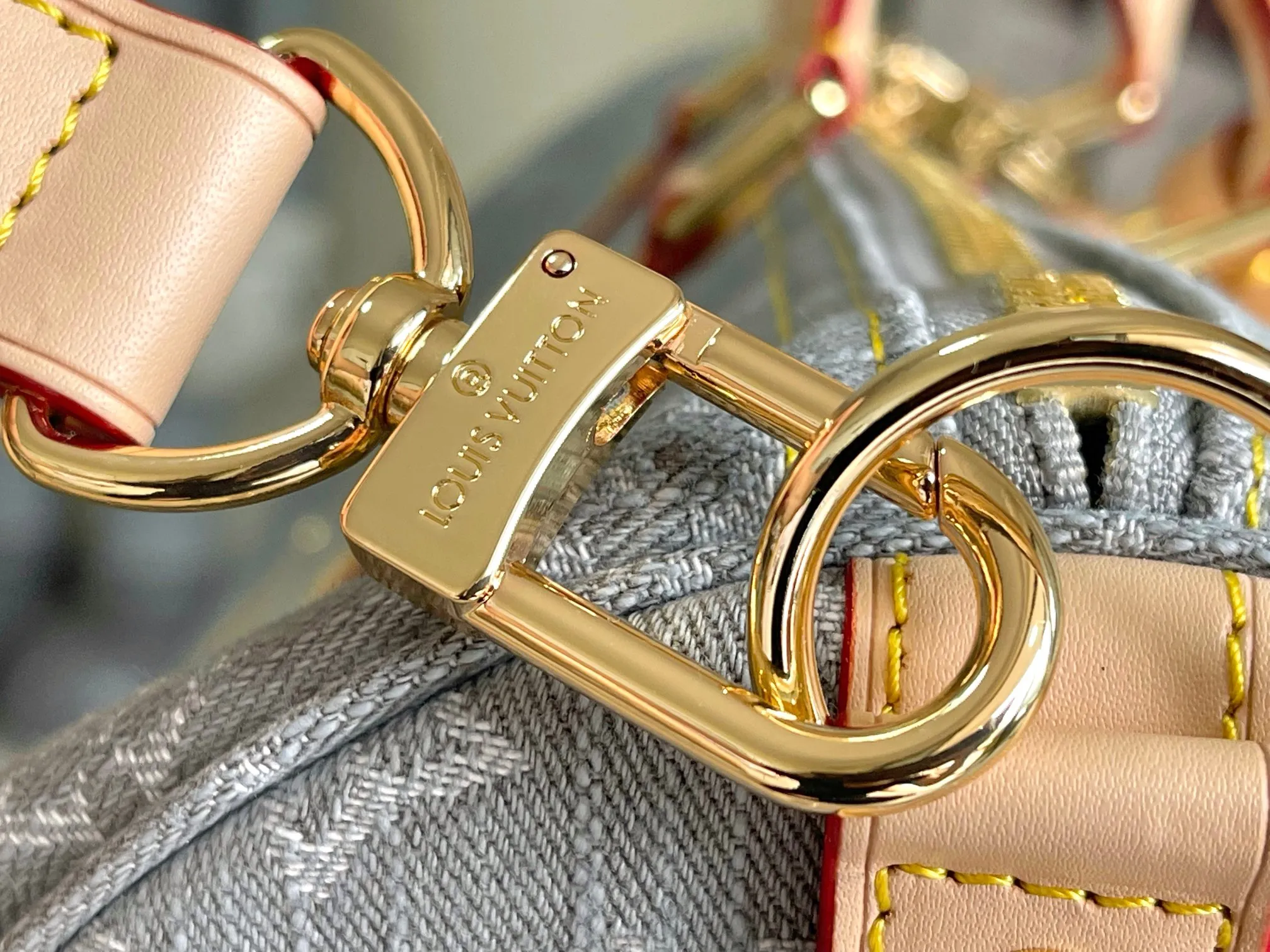 💰1360 Top original order M13748 KEEPALL BANDOULIÈRE 45 travel bag 2021-22 autumn and winter show reveals the new charm of the Everyday LV capsule series Keepall Bandouliere 55 travel bag. Vintage Monogram coated canvas depicts the Monogram pattern with subtle irregular lines, evoking the traditional stamping process. The new louis vuitton! logo is inspired by the chain’s signature elements. size: 45 x 27 x 20