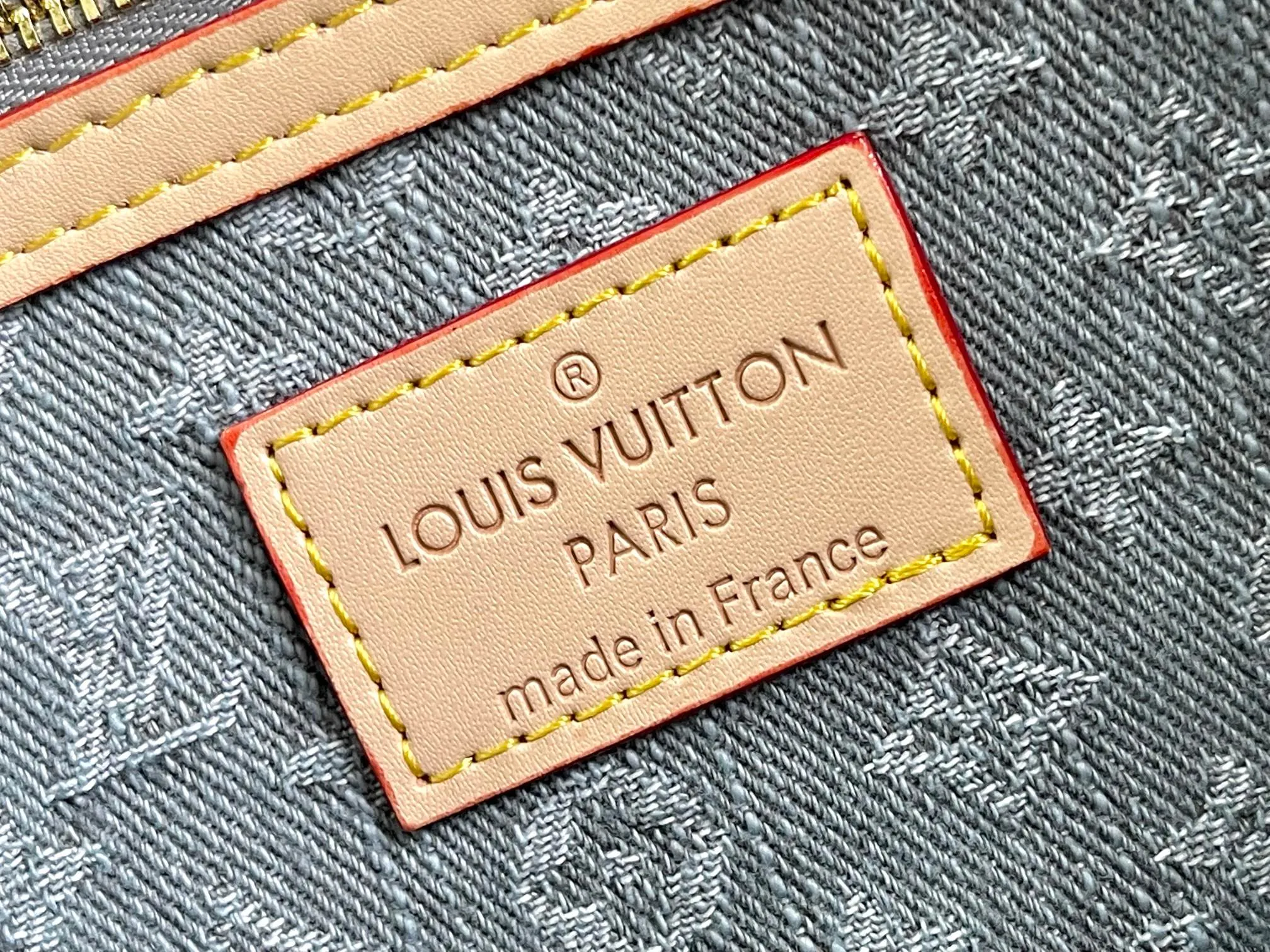 💰1360 Top original order M13748 KEEPALL BANDOULIÈRE 45 travel bag 2021-22 autumn and winter show reveals the new charm of the Everyday LV capsule series Keepall Bandouliere 55 travel bag. Vintage Monogram coated canvas depicts the Monogram pattern with subtle irregular lines, evoking the traditional stamping process. The new louis vuitton! logo is inspired by the chain’s signature elements. size: 45 x 27 x 20