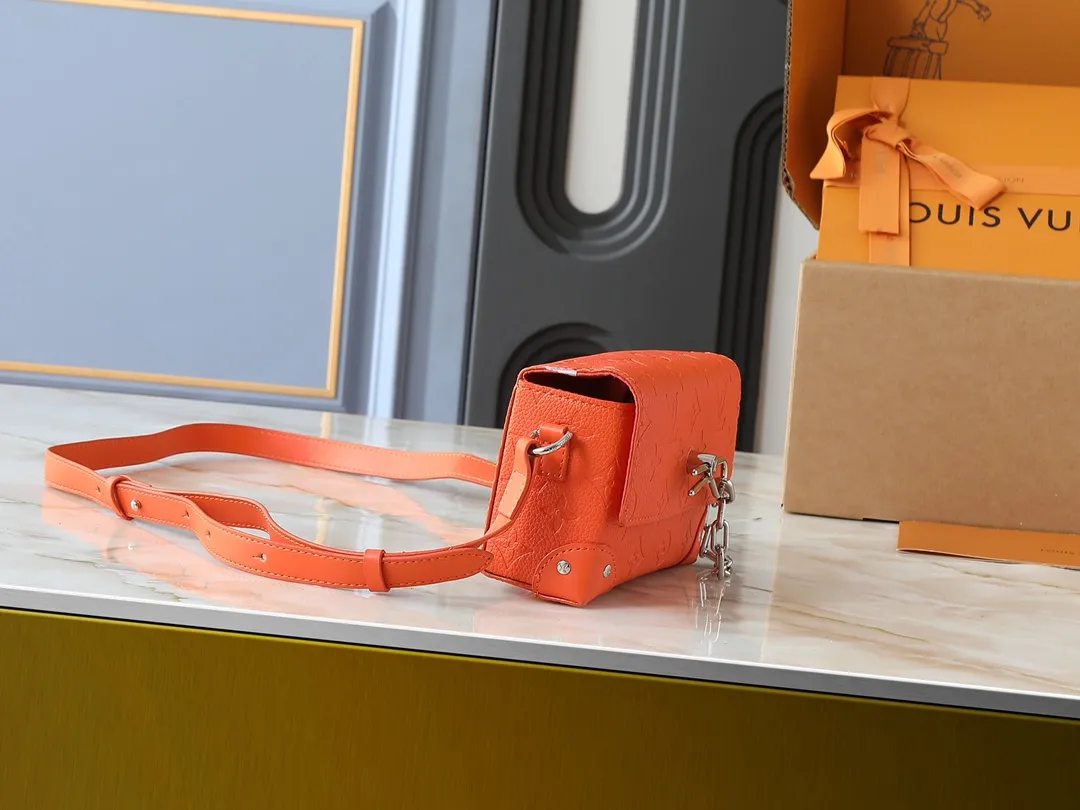 💰240💰Upgraded from the original M81746 M82917 M82916 M82918 M83613 M40674 This Steamer mini handbag is made of bright Taurillon leather and tells the inspiration of the brand's traditional Steamer hard case. A signature pin and chain add a classic touch, while an interior zip pocket and magnetic closure ensure secure storage. Dimensions: 18.0 x 11.0 x 6.5 cm (length x height x width)