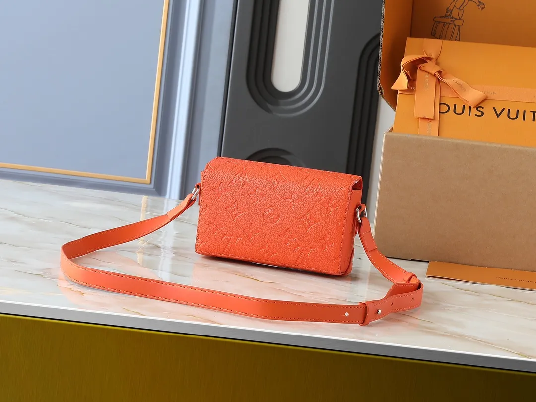💰240💰Upgraded from the original M81746 M82917 M82916 M82918 M83613 M40674 This Steamer mini handbag is made of bright Taurillon leather and tells the inspiration of the brand's traditional Steamer hard case. A signature pin and chain add a classic touch, while an interior zip pocket and magnetic closure ensure secure storage. Dimensions: 18.0 x 11.0 x 6.5 cm (length x height x width)