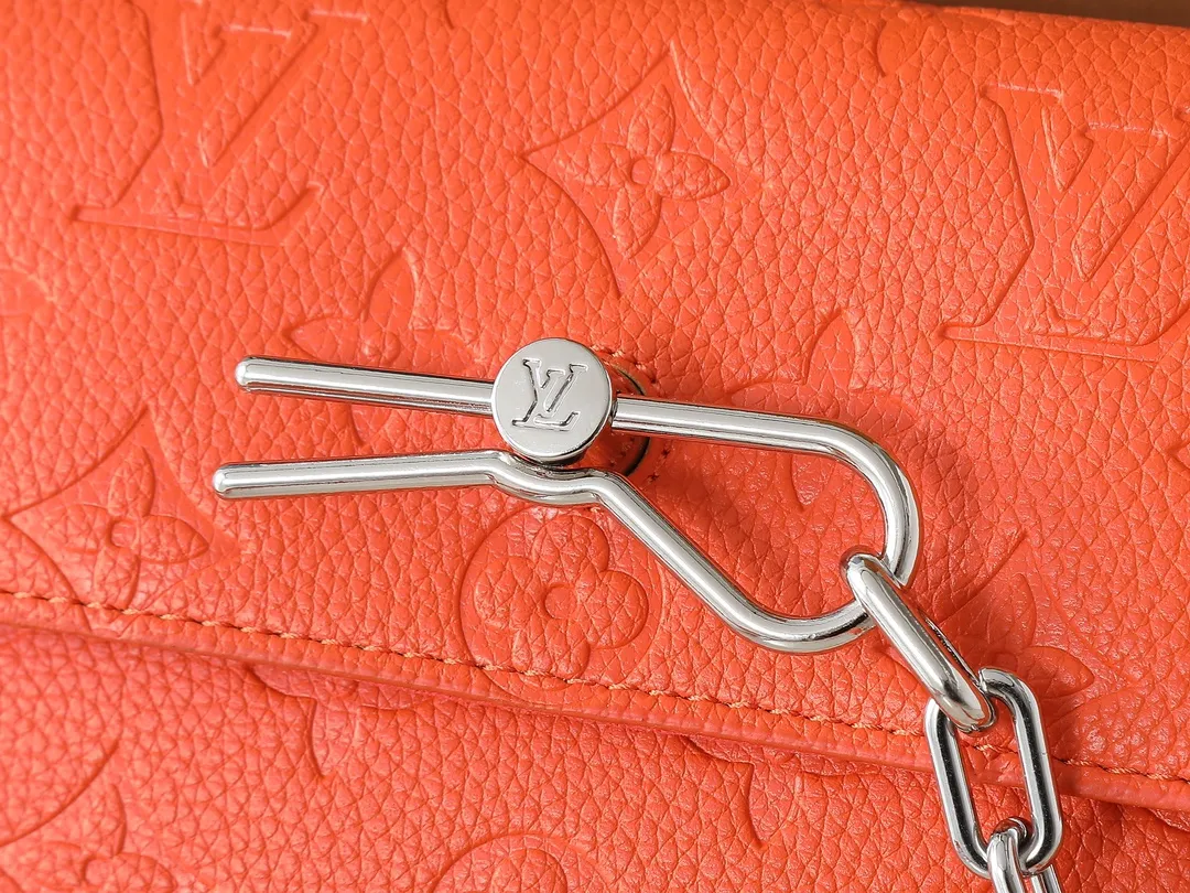 💰240💰Upgraded from the original M81746 M82917 M82916 M82918 M83613 M40674 This Steamer mini handbag is made of bright Taurillon leather and tells the inspiration of the brand's traditional Steamer hard case. A signature pin and chain add a classic touch, while an interior zip pocket and magnetic closure ensure secure storage. Dimensions: 18.0 x 11.0 x 6.5 cm (length x height x width)
