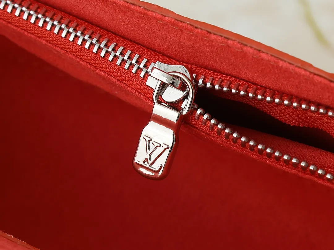 💰240💰Upgraded from the original M81746 M82917 M82916 M82918 M83613 M40674 This Steamer mini handbag is made of bright Taurillon leather and tells the inspiration of the brand's traditional Steamer hard case. A signature pin and chain add a classic touch, while an interior zip pocket and magnetic closure ensure secure storage. Dimensions: 18.0 x 11.0 x 6.5 cm (length x height x width)